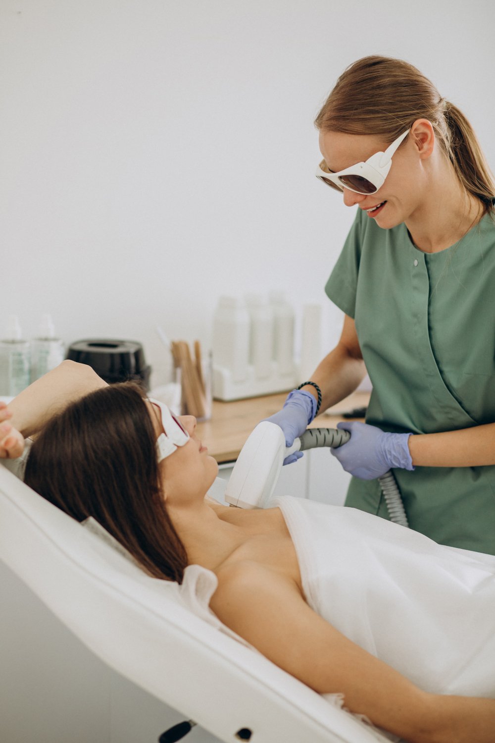 Depilación Láser en Natural Beauty Mileidy: Guía Completa y Tipos de Láser Ventajas de la depilación láser en Natural Beauty Mileidy la mejor y más profesional depilación láser del Principat d’Andorra En Natural Beauty Mileidy, tu centro de estética en Andorra la Vella, la depilación láser es uno de los tratamientos estrella para decir adiós al vello no deseado de forma definitiva. Olvídate de la cera, las cuchillas o los métodos dolorosos: con nuestra tecnología láser avanzada, conseguimos resultados duraderos, seguros y personalizados para todo tipo de piel y vello. Pero, ¿cómo funciona la depilación láser? ¿Cuáles son los tipos más comunes? En este artículo te explicamos todo lo que necesitas saber para decidirte por el tratamiento perfecto en nuestro centro. ¿Cómo funciona la depilación láser? La depilación láser utiliza luz concentrada (longitud de onda específica) que se absorbe por la melanina del vello. Esta energía se transforma en calor y destruye el folículo piloso desde la raíz, impidiendo o reduciendo su crecimiento futuro. Clave del éxito: Fase de crecimiento activo (anágena): el vello debe estar en esta fase para que el láser sea efectivo. 6-12 sesiones espaciadas (4-8 semanas) según zona, tipo de piel y vello. Resultados progresivos: desde la primera sesión notas menos vello, y al final del tratamiento, reducción permanente del 80-95%. En Natural Beauty Mileidy, personalizamos cada tratamiento evaluando tu fototipo de piel, color y grosor del vello para elegir el láser ideal para ti. Tipos de depilación láser: ¿Cuál es el mejor? Existen varios tipos de láser, cada uno con ventajas según piel y vello. Te explicamos los principales: 1. Láser Alejandrita (755 nm) Ideal para: Pieles claras (fototipos I-III) + vello fino y oscuro (axilas, piernas finas, cara). Ventajas: Muy rápido, efectivo en vello superficial, sesiones cortas. Desventajas: Puede quemar pieles oscuras / bronCeadas, más doloroso, no apto para piel negra. En Natural Beauty: Perfecto para pieles claras andorranas con vello fino. 2. Láser Diodo (810 nm) – Nuestro favorito Ideal para: TODOS los fototipos (I-VI), pieles bronceadas, vello grueso/oscuro (piernas, ingles, espalda). Ventajas: Penetración profunda, seguro en piel oscura, menos dolor, gran área por disparo, resultados uniformes. Desventajas: Menos efectivo en vello muy fino/blanco, necesita más sesiones para vello claro. En Natural Beauty: Nuestro sistema estrella por su versatilidad y seguridad en pieles variadas (turistas, locales con pieles mixtas). 3. Láser Nd:YAG (1064 nm) Ideal para: Pieles oscuras/negras (fototipos V-VI), vello grueso, zonas profundas (espalda, barba). Ventajas: Máxima seguridad en piel negra/oscura, penetra muy profundo, no afecta melanina de piel. Desventajas: Menos efectivo en vello fino, más sesiones necesarias, puede ser menos cómodo. En Natural Beauty: Para clientes con piel oscura o problemas hormonales (hirsutismo). 4. Luz Pulsada Intensa (IPL) No es láser puro, pero se usa en depilación. Ideal para: Pieles claras + vello oscuro, zonas amplias. Ventajas: Económico, multiuso (manchas, rejuvenecimiento). Desventajas: Menos preciso, riesgo alto en piel oscura, resultados menos permanentes. En Natural Beauty: Solo como complemento, priorizamos LÁSERES médicos para resultados definitivos. Ventajas de la depilación láser en Natural Beauty Mileidy ✅ Resultados permanentes: 80-95 % reducción de vello tras tratamiento completo. ✅ Personalizado: Evaluación gratuita + elección de láser según tu piel/vello. ✅ Seguro: Equipos médicos certificados, profesionales formados. ✅ Rápido: Sesiones de 15-45 min, según zona. ✅ Menos dolor: Sistemas con enfriamiento (cabezal frío), apenas molestias. ✅ Piel mejorada: Menos foliculitis, vello encarnado, poros cerrados. ✅ Todo el año: Apto para pieles bronceadas (diodo/NdYAG). ¿Para quién es ideal? Mujeres: Piernas, ingles, axilas, cara, brazos. Hombres: Espalda, pecho, barba, nuca. Pieles claras/oscuros: Todos los fototipos con el láser adecuado. Vello fino/grueso: Efectivo en la mayoría (excepto blanco/pelirrojo puro). NO apto para: Embarazo, epilepsia, cáncer activo, fotosensibilidad, piel irritada reciente. ¿Cómo es una sesión en Natural Beauty Mileidy? Evaluación gratuita: Analizamos piel/vello, elegimos láser. Preparación: Rasurado 24h antes, evitar sol 2 semanas previas. Sesión: Gafas protectoras + láser (sensación calor/pinchazo leve). Post-tratamiento: Hidratante calmante, evitar sol/sauna 48h. Resultados: Vello cae en 7-15 días, repite cada 4-8 semanas. Precio orientativo: Desde 25€/sesión (axilas) a 150€ (piernas completas). Paquetes personalizados con descuento. ¿Por qué elegir Natural Beauty Mileidy para tu depilación láser? Tecnología mixta: Diodo + Alejandrita/NdYAG según necesidad. Ubicación: Andorra la Vella, fácil acceso. Experiencia: Tratamientos seguros para turistas y locales. Resultados reales: Antes/después visibles desde 3-4 sesiones. ¡Agenda tu primera consulta GRATUITA hoy! Descubre por qué cientos de clientas en Andorra eligen Natural Beauty Mileidy para su depilación láser definitiva. Tu piel suave te espera. 💖✨ 📍 Natural Beauty Mileidy - Andorra la Vella