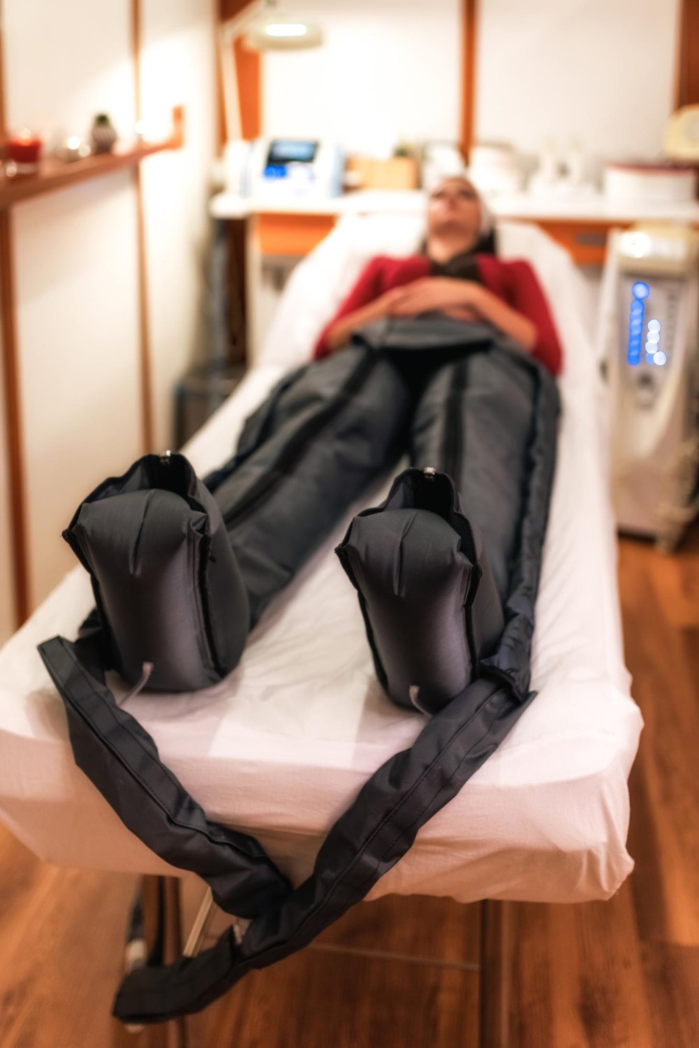 La pressoteràpia és un dels tractaments estrella que oferim a Natural Beauty Mileidy per cuidar les teves cames i millorar la sensació de lleugeresa a tot el cos. És ideal si pateixes de cames cansades, retenció de líquids o inflor, o si simplement vols activar la circulació i sentir-te millor per dins i per fora. Què és i com funciona la pressoteràpia? La pressoteràpia és un tractament que utilitza unes botes o un vestit especial amb cambres d’aire que s’inflen i es desinflen de manera seqüencial al voltant de les cames (i, segons l’equip, també glutis i abdomen). Aquesta compressió pneumàtica fa un massatge profund que imita el drenatge que faria un massatgista amb les mans, però de forma constant, controlada i molt agradable. El moviment de la pressió sempre va des dels peus cap al cor, ajudant a impulsar la sang i la limfa cap amunt. D’aquesta manera, s’afavoreix el retorn venós i el drenatge limfàtic, que és el sistema encarregat d’eliminar toxines, líquids sobrants i residus metabòlics del cos. Una sessió habitual dura entre 20 i 40 minuts, durant els quals només has d’estirar-te, relaxar-te i deixar que la màquina treballi per tu. Beneficis principals de la pressoteràpia A Natural Beauty Mileidy treballem la pressoteràpia com un aliat tant estètic com de benestar: Millora la circulació La pressió seqüencial ajuda a activar la circulació sanguínia i limfàtica, reduint la sensació de cames pesades i inflor als turmells o genolls. Redueix la retenció de líquids i volum En afavorir el drenatge limfàtic, el cos expulsa líquids acumulats i toxines, cosa que pot traduir-se en una lleugera pèrdua de volum i una silueta més definida. Ajuda amb la cel·lulitis i l’aspecte de la pell En millorar la circulació i eliminar líquids retinguts, la pressoteràpia contribueix a millorar l’aspecte de la pell de taronja i a fer-la més llisa i uniforme. Sensació de lleugeresa i relax Molts clients expliquen que, en acabar la sessió, noten les cames molt més lleugeres, menys inflades i amb una agradable sensació de descans profund. Per a qui és ideal? La pressoteràpia que fem a Natural Beauty Mileidy és especialment recomanable si: Sents cames cansades, inflor o pesadesa al final del dia. Passes moltes hores dret/a o assegut/da (feina d’oficina, dependents, hostaleria…). Pateixes retenció de líquids o tens tendència a inflar-te als turmells o bessons. Estàs fent tractaments per millorar la cel·lulitis i vols potenciar-ne els resultats. Practiques esport i vols ajudar el cos a recuperar-se millor després de l’esforç. Abans de començar, revisem sempre el teu cas per garantir que la pressoteràpia és adequada per a tu, especialment si tens problemes circulatoris concrets o alguna patologia que requereixi una atenció especial. Com és una sessió a Natural Beauty Mileidy? T’estirem còmodament a la llitera i col·loquem les botes de pressoteràpia a les cames (i, si cal, a altres zones segons l’equip i l’objectiu del tractament). Programem la màquina amb la pressió i el temps adequats al teu cas. Les cambres d’aire comencen a inflar-se i desinflar-se de forma rítmica, des del peu cap amunt, generant una mena de “massatge ondulant” molt relaxant. Durant 20–40 minuts et relaxes, respires i deixes que el teu cos es regeneri. En acabar, notaràs les cames més lleugeres i una agradable sensació de benestar general. Text curt per a post (Instagram / Facebook) La pressoteràpia millora la circulació, elimina toxines i ajuda a reduir volum. Ideal si pateixes de cames cansades o retenció de líquids. El teu cos t’ho agrairà des de la primera sessió. Vine a provar la pressoteràpia a Natural Beauty Mileidy i descobreix què és sentir les cames realment lleugeres. #DrenajeLinfático #PiernasLigeras #AdiósRetención #CirculaciónSana #PresoterapiaAndorraLaVella #BienestarAndorra #SaludEnAndorra #EsteticaAndorraLaVella