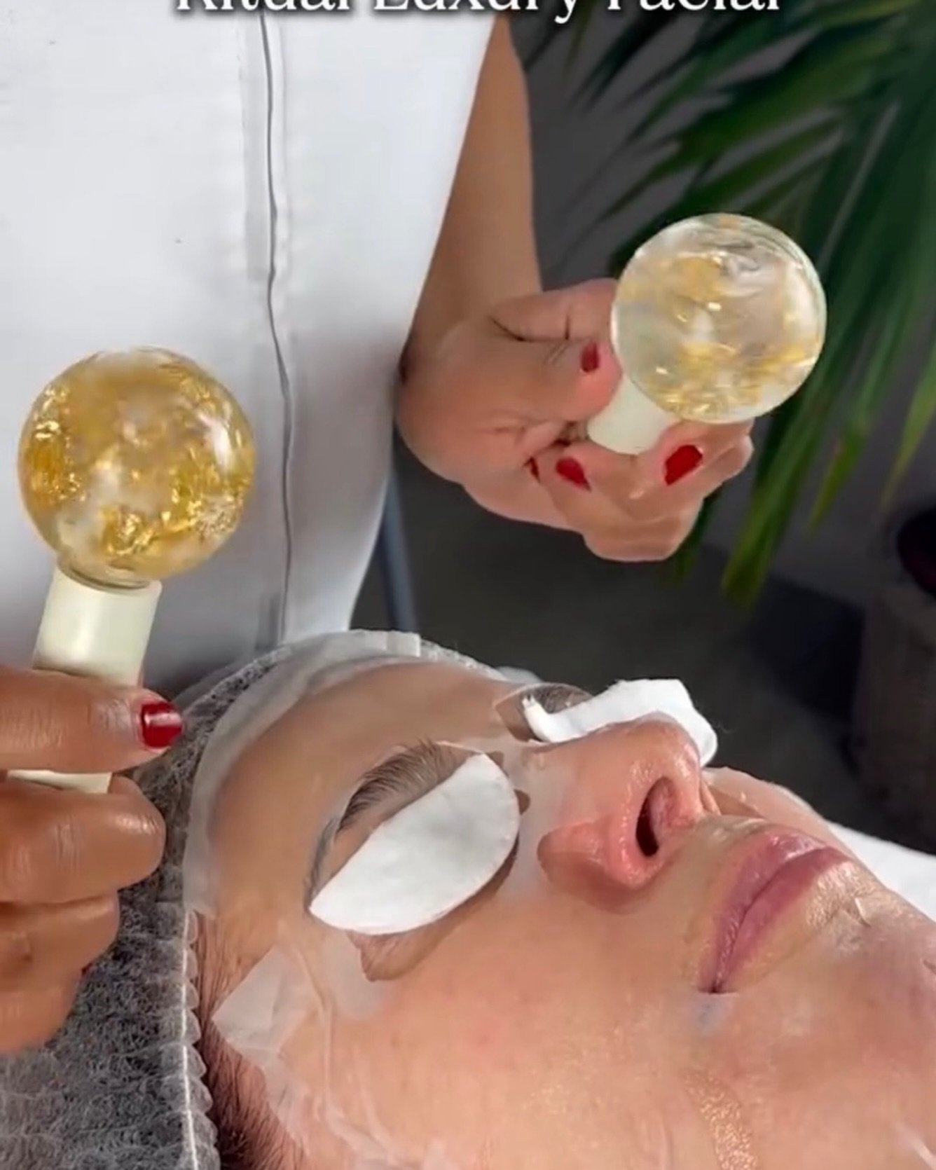 Massatge amb Esferes Fredes ✨
Redueix la inflamació, descongestiona i deixa la pell ultra lluminosa en pocs minuts. El fred activa la circulació, tensa la pell i aporta un efecte flash immediat que enamora. Ideal per revitalitzar el rostre i donar-li un aspecte fresc i descansat. ❄️💆‍♀️

#Glow #RostreFresc #BenestarAndorra #CuraFacial #EstèticaAndorra #PellLluminosa #EsferesFredes