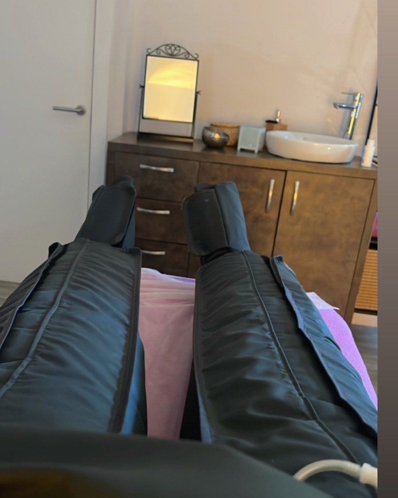 La pressoteràpia millora la circulació, elimina toxines i ajuda a reduir volum. Ideal si pateixes de cames cansades o retenció de líquids!” 💆♀️🌿 El teu cos t'ho agrairà. . . #DrenajeLinfático #PiernasLigeras #AdiósRetención #CirculaciónSana #PresoterapiaAndorraLaVella #BienestarAndorra #SaludEnAndorra #EsteticaAndorraLaVella https://www.instagram.com/p/DL42yCqNjSn/?utm_source=ig_web_copy_link&igsh=MzRlODBiNWFlZA==