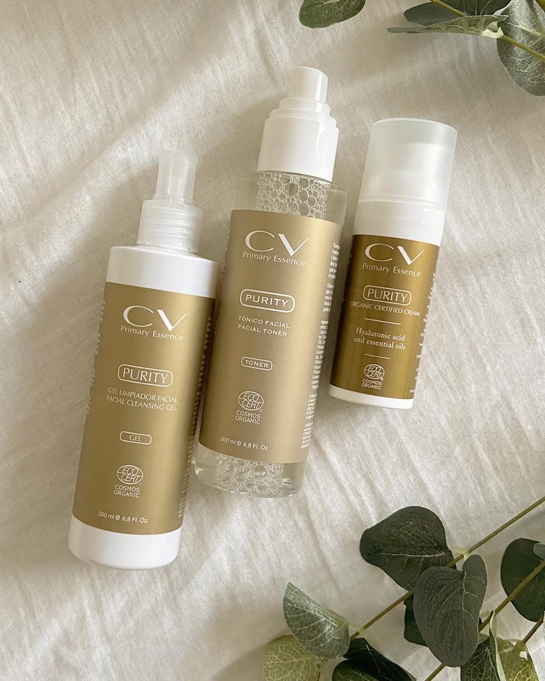 CREMA PURITY

☘️ Crema facial certificada ecológica por Ecocert. Su textura es muy fluida y de fácil extensión y absorción. Controla los brillos y elimina los granos.

☘️ Especialmente formulado para las pieles con tendencia mixta y grasa.

➡️➡️➡️. Beneficios

☘️ Si sientes que necesitas hidratar tu piel sin que eso potencie un exceso de grasa en tu rostro, esta es tu crema. Es muy fluida, de fácil extensión y absorción. Además, tiene un gran potencial hidratante para cuidar las pieles grasas y mixtas sin cargarlas de grasa. Los molestos granitos que aparecen en las pieles con tendencia acneica no deben ser un impedimento para hidratarla como se merece.

#naturalbeauty
#bellezanatural
#Cuidaturostro
#andorralover
#tuestetica
#nosencantacuidardeti
#siempremasbellas
#loquetunecesitas
#cosmeticanatural
#cvcosmetics
#cvcosmeticos
#andorralovers
#tuesteticaandorra