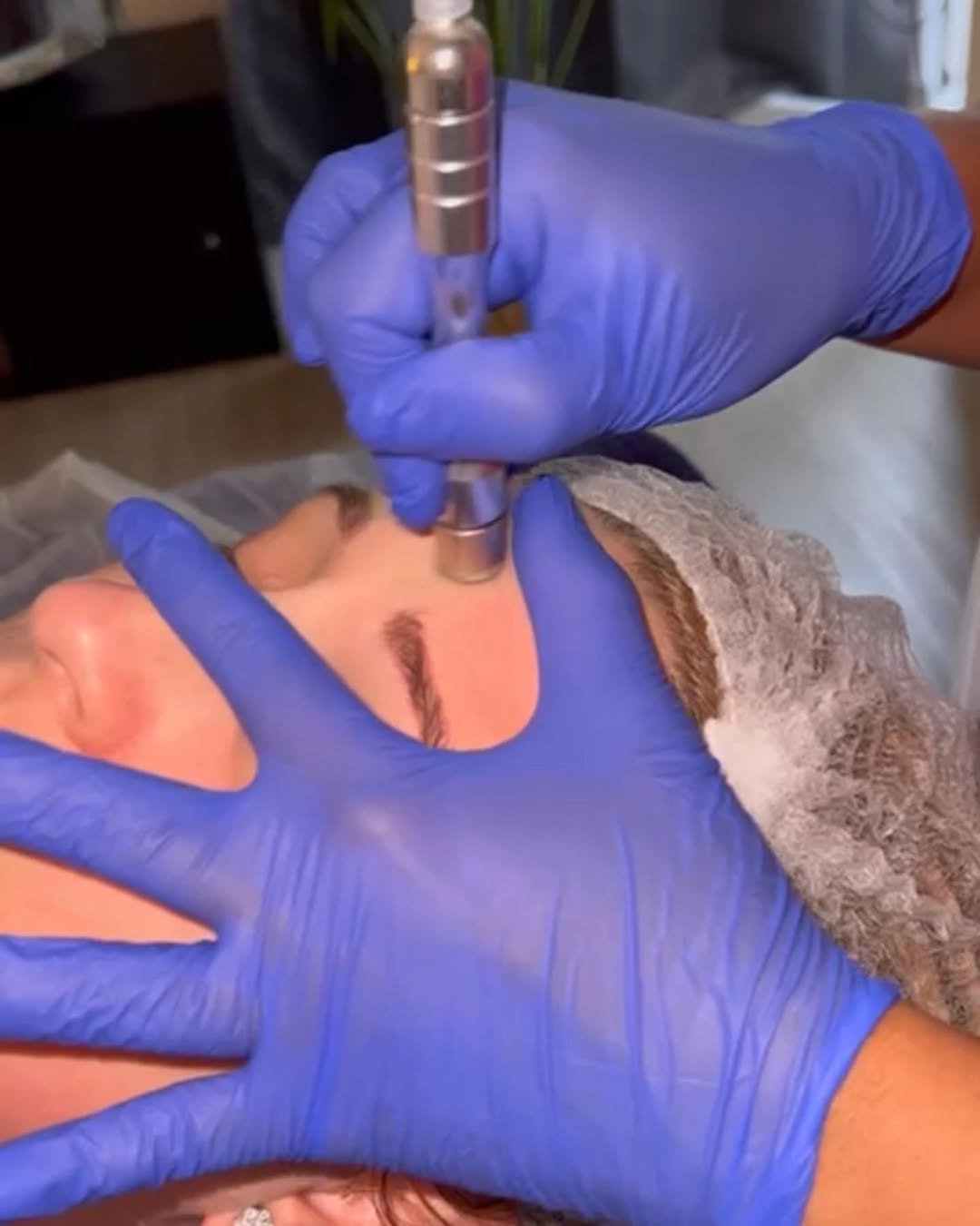 La higiene facial ha de ser un hàbit fonamental per a la cura de la pell, ja no només per l'estètica, sinó perquè ajuda a hidratar i netejar el rostre.

➡️➡️ La pell està exposada contínuament als canvis de clima, al sol, al maquillatge, etc… per això cal la cura i la higiene diària per mantenir-la radiant.
……..La higiene facial aconsegueix eliminar les cèl·lules mortes que es localitzen a la capa més superficial de la pell, en la qual actuen diversos factors externs contaminants, aconseguint que els porus s'obstrueixin i la pell obtingui hidratació i oxigen. És per això que jo recomano una correcta higiene facial perquè els tractaments que facis després siguin encara més efectius.

#naturalbeauty
#bellezanatural
#Cuidaturostro
#andorralover
#tuestetica
#nosencantacuidardeti
#siempremasbellas
#higienefacial
#puntasdediamantes
#pielperfecta