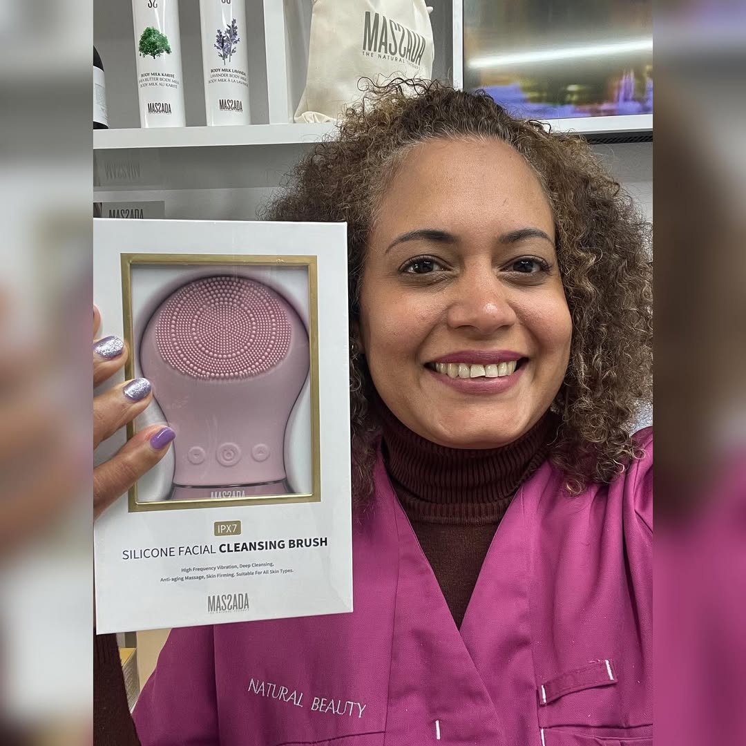 Conoces nuestro SILICONE FACIAL CLEANSING BRUSH?

🧐 Es un Cepillo de Silicona diseñado para todo tipo de pieles. que nos ha enamorado y no solo por su diseño, sino por su capacidad de realizar una limpieza más eficaz de los poros y además de reafirmar tu piel.🤩

➡️➡️ Modo limpieza facial (parte frontal):

Limpia rápida y suavemente el cutis con una frecuencia de vibración de 8.000 ciclos/min. Con dos grupos diferentes de contacto de silicona, quita perfectamente el maquillaje, el polvo y la grasa, y deja la piel con aspecto natural y luminosa.

➡️➡️ Modo masaje anti-edad (parte posterior):

Con una frecuencia de vibración de 4.500 ciclos/min., la zona posterior
ondulada, actúa sobre los músculos faciales, alivia la piel fatigada y produce un efecto lifting y de firmeza.

➡️➡️ no esperes más y comprueba Lis resultados por ti mism@.

#naturalbeauty
#bellezanatural
#Cuidaturostro
#andorralover
#tuestetica
#nosencantacuidardeti
#siempremasbellas
#massada
#siliconecleasing
#cuidadosfaciales
#massadanaturaltherapy
