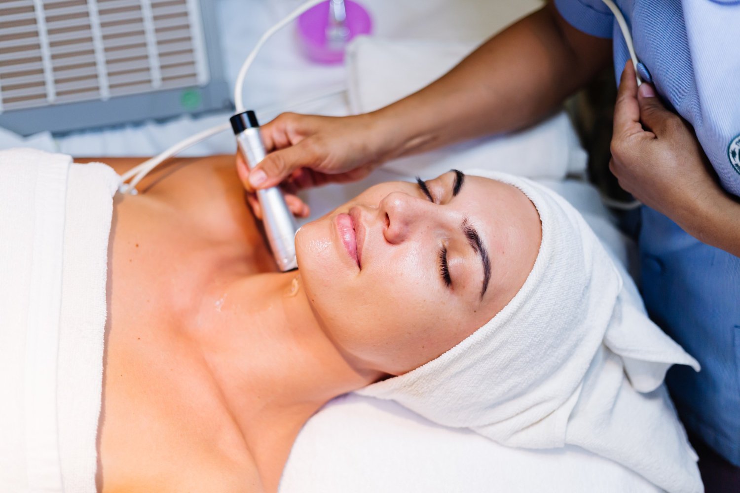 Especialistas en Radiofrecuencia Facial en Andorra + Drain & Lift: La combinación perfecta para un lifting natural sin agujas en NATURAL BEAUTY ANDORRA. En el mundo de la estética, a menudo se nos dice que para conseguir un efecto lifting visible y duradero hay que pasar por el quirófano o por procedimientos invasivos. En Natural Beauty Andorra no estamos de acuerdo. Creemos firmemente en el poder de la tecnología bien aplicada y, sobre todo, en la sinergia de los tratamientos manuales. Por eso hoy queremos hablarte de nuestra combinación estrella: Radiofrecuencia Facial + Drain & Lift, un dúo imbatible que está revolucionando el cuidado facial en Andorra. Imagina un tratamiento que trabaja en profundidad desde el músculo hasta la superficie de tu piel, que combate la flacidez, borra los signos de cansancio y redefine el óvalo facial… todo ello sin una sola aguja, sin dolor y con resultados visibles desde la primera sesión. Sigue leyendo, porque esto te interesa.  ¿Qué es la Radiofrecuencia Facial? La radiofrecuencia es una tecnología de vanguardia que utiliza ondas electromagnéticas para generar un calentamiento controlado en las capas profundas de la piel. Este calor no es agresivo; es terapéutico. Al alcanzar la dermis, estimula la producción natural de colágeno y elastina, las dos proteínas responsables de que nuestra piel se vea joven, tersa y firme. Beneficios inmediatos y a largo plazo: - Efecto tensor inmediato: Las fibras de colágeno se contraen, ofreciendo un lifting visible al instante. - Regeneración progresiva: En las semanas siguientes, tu piel sigue fabricando colágeno nuevo, mejorando la calidad de la piel día a día. - Mejora de la textura: Poros menos visibles, piel más lisa y líneas de expresión difuminadas.  El secreto mejor guardado: Drain & Lift Pero una piel firme no lo es todo. ¿De qué sirve un rostro tensado si retiene líquidos, se ve hinchado o las facciones no están definidas? Aquí es donde entra en juego nuestro masaje Drain & Lift, una técnica manual exclusiva de Natural Beauty Andorra que fusiona dos mundos en una sola sesión perfecta.  🌿 Drenaje (Drain) Trabajamos el sistema linfático del rostro con movimientos suaves, rítmicos y precisos. Esto ayuda a eliminar toxinas, reducir la retención de líquidos y desinflamar los tejidos. El resultado es un rostro descansado, libre de bolsas y con un tono más uniforme. Es el "borrador" del cansancio.  ⬆️ Lifting Manual (Lift) Una vez drenado el rostro, aplicamos maniobras intensivas de lifting manual. Activamos los músculos faciales, reposicionamos los tejidos y esculpimos los pómulos, la mandíbula y el contorno de los ojos. Este trabajo manual refuerza el efecto de la radiofrecuencia y esculpe tus facciones de forma completamente natural.  ✨ La combinación: Resultados Multiplicados Cuando unimos la Radiofrecuencia Facial con el masaje Drain & Lift, no sumamos, multiplicamos. La radiofrecuencia calienta y prepara el tejido, dejándolo receptivo y maleable. Justo después, nuestras manos expertas realizan el Drain & Lift sobre una piel reactivada, consiguiendo una penetración más profunda de los principios activos y un moldeado facial mucho más efectivo. Esto es lo que consigues con este dúo: ✨ Resultados visibles desde la primera sesión.   ✨ Piel más firme, densa y tonificada.   ✨ Efecto lifting sin agujas ni cirugía.   ✨ Reducción de bolsas, ojeras y signos de fatiga.   ✨ Óvalo facial definido y pómulos realzados.   ✨ Relajación profunda (porque la belleza también se siente). No se trata solo de verte bien al salir de la cabina (que también), sino de iniciar un proceso de regeneración que tu piel continuará en los días siguientes. Es el tratamiento perfecto antes de un evento importante, pero también es la mejor inversión como rutina de mantenimiento mensual.  ¿Por qué elegir Natural Beauty Andorra? Porque aquí la tecnología nunca sustituye al calor humano, lo potencia. En un entorno íntimo y acogedor en pleno corazón de Andorra, evaluamos tu piel de manera personalizada y adaptamos la intensidad de la radiofrecuencia y las maniobras del Drain & Lift exactamente a lo que necesitas hoy. No usamos protocolos cerrados; creamos experiencias únicas. Disponible en Natural Beauty Andorra.   No esperes a que los signos del tiempo se acentúen. Este es el momento de actuar, de consentirte y de recuperar la firmeza y la luz que tu rostro merece. Reserva tu cita ahora y siente Natural Beauty Andorra. Porque la belleza más revolucionaria es la que respeta tu naturaleza y la realza sin artificios. Te esperamos para vivir esta experiencia transformadora. 📩 Contáctanos por privado para horarios y disponibilidad.   📞 Llama o escríbenos y regálate ese momento que tu piel recordará.   Natural Beauty Andorra — Donde la ciencia y la naturaleza esculpen tu belleza.