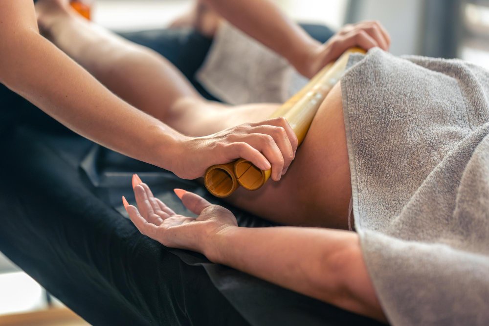 La maderoterapia corporal es un tratamiento revolucionario que ha ganado popularidad por su capacidad para abordar diversos problemas corporales. Para muchas personas, la retención de líquidos, la celulitis y la falta de tono muscular pueden ser preocupaciones constantes. Con la maderoterapia, estas preocupaciones se enfrentan de manera efectiva y relajante. Este tratamiento utiliza instrumentos de madera ergonómicos para estimular la circulación, reducir la retención de líquidos y mejorar la elasticidad de la piel. ¿El resultado? Una piel más firme, contornos más suaves y una sensación general de bienestar. En Natural Beauty, estamos encantados de ofrecer una promoción especial este mes. Cada sesión de maderoterapia corporal, diseñada para resolver estos problemas específicos, está disponible por solo 25€. ¡No dejes pasar esta oportunidad para rejuvenecer tu cuerpo y revitalizar tu confianza! ¿Estás lista para experimentar los beneficios de la maderoterapia corporal? ¡Reserva tu sesión ahora y comienza tu viaje hacia una piel más saludable y un cuerpo más tonificado! #Maderoterapia #BienestarCorporal #PromociónNaturalBeauty #naturalbeauty#tuestetica#siempreguapas#cuerposano#remodelacioncorporal#remodelacioncorporalsincirujia#maderoterapia#maderoterapiacorp