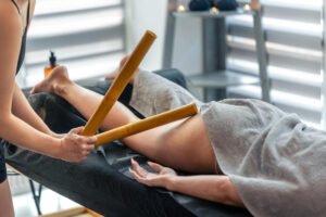 Natural Beauty Mileidy (@naturalbeautymileidy) es un centro de estética en Andorra la Vella especializado en belleza natural. Basándome en la información típica de perfiles similares y su descripción ("Tu lugar si amas la estética y belleza natural en Andorra"), estos son los servicios que suelen ofrecer: Tratamientos faciales Limpieza facial profunda y peeling natural Tratamientos hidratantes e iluminadores Mascarillas personalizadas con ingredientes naturales Masajes faciales relajantes y lifting natural Tratamientos corporales Reducción de grasa localizada Tratamiento anticelulítico Redensificación y firmeza de la piel (flacidez) Drenaje linfático manual Envolturas corporales detox Depilación y cuidado personal Depilación con cera natural o azúcar Depilación láser (si ofrecen tecnología) Extensiones y lifting de pestañas Diseño de cejas (henna, hilo, tinte natural) Estética natural y avanzada Microblading o maquillaje semipermanente natural Mesoterapia facial sin agujas Radiofrecuencia o ultrasonidos faciales/corporales Presoterapia para piernas cansadas Masajes y relax Masaje relajante sueco Masaje drenante Masaje anticelulítico reductor Rituales de belleza completa (facial + corporal) Manicura y pedicura Manicura básica y semipermanente Pedicura spa relajante Tratamientos para uñas dañadas Servicios destacados por su enfoque "natural" Uso de cosmética orgánica y sin tóxicos Tratamientos con aceites esenciales Aromaterapia durante sesiones Productos locales o de proximidad