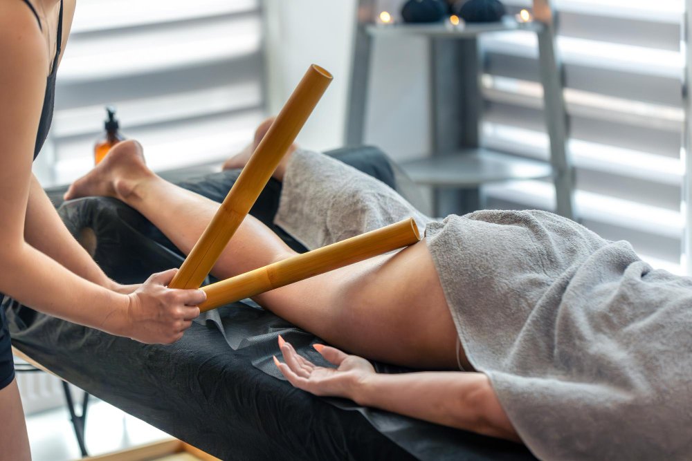 Descobreix el Nostre Massatge Remodelador a Natural Beauty Andorra Endinsa't en una experiència de relaxació i revitalització amb el nostre Massatge Remodelador. Aquest tractament d'una hora i mitja està dissenyat per rejuvenir el teu cos, utilitzant tècniques i productes d'alta qualitat. El tractament inclou: Exfoliació Corporal amb Sals Minerals i Olis Essencials: Elimina suavement les impureses de la teva pell, deixant-la suau i radiant com mai abans. Envoltura de Tè Verd, Xocolata o Algues Reductores: Escull entre tres opcions delicioses que alimenten i revitalitzen la teva pell, oferint-te una sensació de benestar total. Massatge Corporal de Maderoteràpia: Gaudeix de les beneficioses tècniques de la maderoteràpia que ajuden a tonificar i remodelar la teva figura. Tot això, combinat amb cura, per proporcionar-te una experiència de spa inoblidable. I el millor de tot és el preu especial de només 80€! Estàs llesta per donar-te un caprici i rejuvenir el teu cos? Reserva la teva cita ara i endinsa't en el luxe del nostre Massatge Remodelador! El teu cos t'ho agrairà.  . . . ☎️📞 624709/ 812666 📍C/Dr. Vinanova 9, piso 1 edifici thais, 1planta. Andorra la Vella ( al costad de la borda pairal) . . . #BenestarTotal #RelaxacióProfunda #CuidadoPersonal #EstéticaProfesional #VeranoSinLímites #BienestarInterior #CentrodeRelajación #CuerpoyMenteSana #TratamientosExclusivos #SienteLaDiferencia #NaturalBeautyExperience #SentirseBienEsUnArte #NaturalBeautyAndorra #Instagram #andorra #bellesa #centreestètica #beauty #belleza #facial #love #andorralovers #Promocions #Bellezalntegral#Cuidat