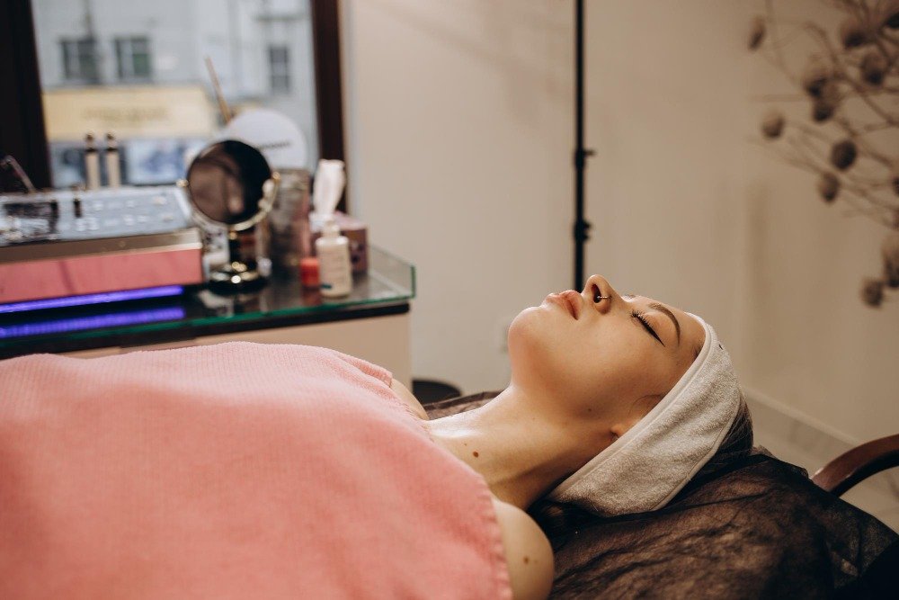 Al nostre centre recomanem el tractament facial Dermapen és un tractament estètic per corregir les imperfeccions de la pell, a més a zones localitzades IA qualsevol part del cos. ‼️ Serveix per estimular l’elastina i el col·lagen de forma natural. Per aquesta raó aconsegueix reduir taques, arrugues, cicatrius o imperfeccions. ☎️📲 demana informació i amb gust t’assessorem sobre aquest i molts altres tractaments. .. ☎️📲624709/ 812666 📍C/ Dr. Vilanova 9, edifici Thaïs, Andorra la Vella.(al costat de la borda pairal) .. #naturalbeauty #hollywoodpeel #hollywoodpeellaser #rejuvenecimientofacial #pieldeporcelana #andorralovers♥️ #tuestetica #dermapenfacial #dermapenestrias #tratamientosfaciales #tratamientosfacialespersonalizados #acidohialuronico #tuestetica #siemprejuntos #gracias