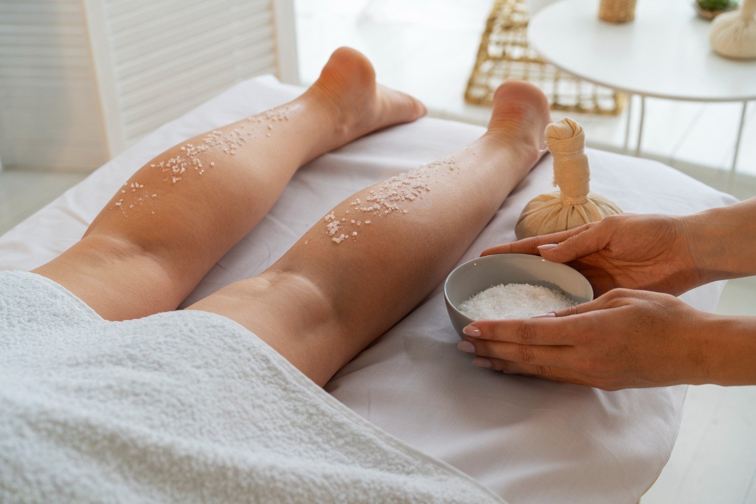 Manicura Japonesa – El Secreto Ancestral para unas Uñas Fuertes y Radiantes ✨ Hace más de 400 años, en la aristocracia japonesa, las mujeres de la alta sociedad guardaban un secreto de belleza que hoy sigue sorprendiendo: la manicura japonesa. En una época donde la sofisticación se medía en los detalles, unas uñas impecables y naturalmente brillantes eran símbolo de estatus, cuidado y elegancia suprema. 🌸 Utilizando ingredientes extraídos de la naturaleza, los antiguos maestros del cuidado de las uñas perfeccionaron una técnica que nutría, regeneraba y fortalecía las uñas desde su interior, sin necesidad de esmaltes ni productos artificiales. Este tratamiento exclusivo llegó a convertirse en un ritual de bienestar y distinción que solo unas pocas podían permitirse. 🔹 El poder de la naturaleza en tus manos 🔹 💎 Polvo de perla y sílice del Mar de Japón – Fortalece la estructura natural de la uña. 🌿 Pasta de minerales y vitaminas – Revitaliza, nutre y regenera en profundidad. 🐝 Cera de abeja – Aporta un brillo natural y protege contra agresiones externas. 🔹 Beneficios que transforman tus uñas 🔹 ✅ Repara y fortalece las uñas frágiles y dañadas. ✅ Aporta un brillo natural sin necesidad de esmaltes. ✅ Hidrata en profundidad, evitando que se rompan o descamen. ✅ Un tratamiento libre de químicos, ideal para uñas sensibles. Hoy, este antiguo ritual de belleza está a tu alcance en Natural Beauty Andorra, de la mano de la experta Diana Kisleva. Si sientes que tus uñas han perdido su fuerza y belleza, es momento de devolverles su esplendor con esta técnica milenaria. ✨ 📅 Reserva tu sesión con @dknails123 y revive el legado de la aristocracia japonesa. La belleza natural nunca pasa de moda. #ManicuraJaponesa #BellezaAncestral #UñasFuertesYSanas #NaturalBeautyAndorra #DianaKisleva
