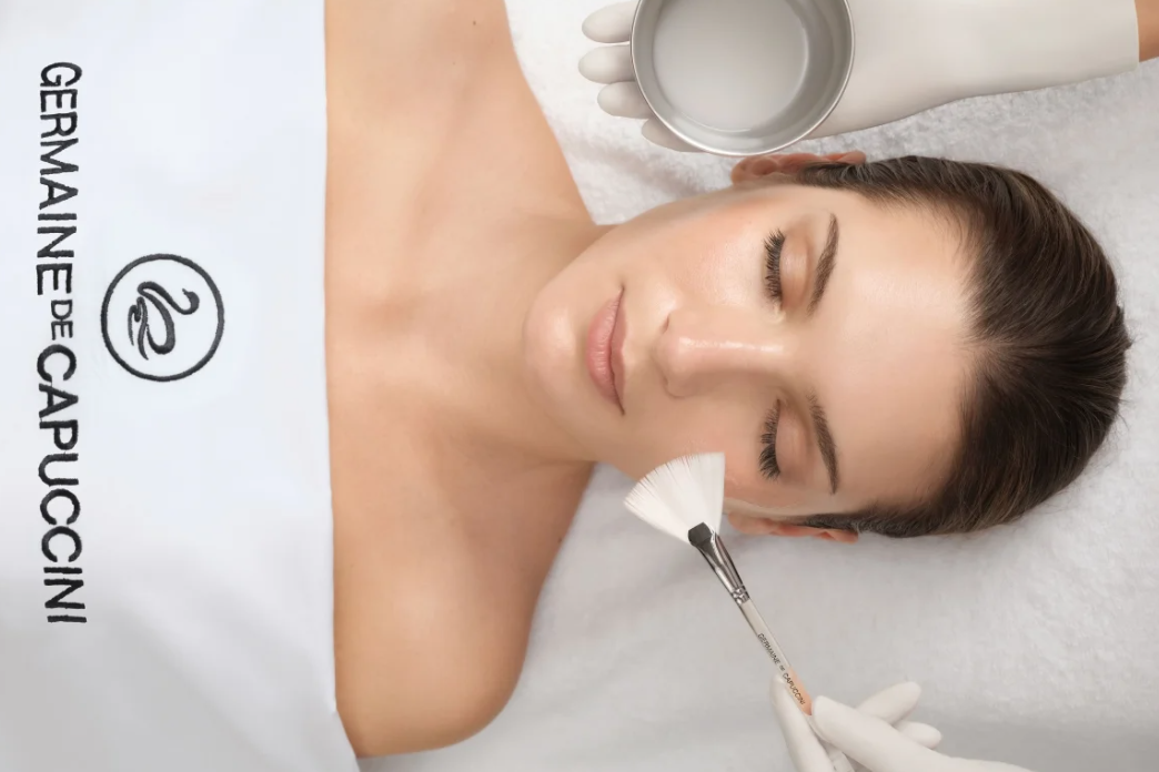 ¿Para quién está indicado el Mesoboost? Mesoboost es una aparatología de estética avanzada que utiliza un cóctel de ingredientes activos para rejuvenecer, regenerar y mejorar la calidad de la piel. Es una solución perfecta para aquellos que buscan un tratamiento no invasivo con resultados visibles. Es perfecto para aquellos con piel envejecida, desvitalizada, con arrugas de expresión y falta de luminosidad. Este tratamiento ofrece una doble estrategia de acción: la penetración transdérmica junto con la electroporación, lo que acelera la regeneración de la piel y mejora su textura y calidad, logrando un efecto general de rejuvenecimiento. Tratamientos con Mesoboost en Miriam Estética y Bienestar En https://www.instagram.com/naturalbeautymileidy/ , ofrecemos una variedad de tratamientos faciales para satisfacer tus necesidades específicas. Desde el EGF Complex para una piel regenerada hasta el Glow Complex para combatir el fotoenvejecimiento, nuestra gama de opciones te garantiza resultados visibles y duraderos. 1. EGF COMPLEX: La forma menos invasiva de conseguir una piel regenerada Este tratamiento es ideal para pieles maduras que necesitan un estímulo en la producción de colágeno y elastina. Con su acción antioxidante y cicatrizante, reduce arrugas y mejora la luminosidad de la piel. Propiedades Acción regeneradora: Impulsa el crecimiento, la proliferación y la diferenciación de las células de la piel. Estimula la síntesis de colágeno, elastina, ácido hialurónico. Acción antioxidante protege a la piel de la oxidación celular, disminuye la rugosidad y previene la aparición del tono apagado. Actividad redensificante, reduce las arrugas y flacidez cutánea. Acción cicatrizante: reduce la hiperpigmentación posinflamatorias o marcas de acné. Ayuda a reducir el tamaño de los poros. 2. GLOW COMPLEX: Efecto Flash Para aquellos que desean combatir el fotoenvejecimiento y mejorar la uniformidad del tono de la piel, este cóctel aporta luminosidad y una potente protección antioxidante. Propiedades Estimula la producción de colágeno, elastina y ácido hialurónico Alta capacidad antioxidante y de regeneración celular. Previene el fotoenvejecimiento. Efecto iluminador y regulador del tono de la piel. Minimiza el tamaño de los poros y evita la hiperqueratinización. Aporta una gran variedad de micronutrientes esenciales para la piel. Protección frente a los rayos UVA y UVB. Trabaja a diferentes dosis para obtener resultados sinérgicos, además de una mayor penetración en la piel. https://www.instagram.com/naturalbeautymileidy/ 3. LIQUID COLLAGEN COMPLEX: Solución Facial Tensora Hilos de Colágeno Una solución facial que ofrece un efecto lifting inmediato. Perfecto para pieles que buscan firmeza y una mejora en la densidad y estructura del colágeno. Propiedades Estimula la producción de fibroblastos y de colágeno, mejorando su actividad, estructura y funcionalidad. Efecto lifting. Efecto tensor. Reestructuran y armonizan la arquitectura del rostro. Efecto relleno en el área del contorno de ojos. Rejuvenece la piel hasta 10 años* gracias a la mejora de la densidad, el grosor y la cantidad de colágeno. https://www.instagram.com/naturalbeautymileidy/ 4. REJUVENATING COMPLEX: Soluciones antiaging Con una combinación de cócteles y peelings avanzados, estos tratamientos están diseñados para ofrecer un rostro visiblemente rejuvenecido, clínicamente probado para mostrar resultados en solo tres sesiones. REJUVENATING COMPLEX es una solución facial antiedad con retinol, cóctel exclusivo integrado por el nanopolímero patentado Hilo, capaz de redirigir hacia las capas más profundas la potente acción antiarrugas y regeneradora de los principios activos. 5. PIGMENT THERAPY: Solución facial minimizadora de manchas Especializado en la minimización de manchas, este tratamiento regula la pigmentación y ofrece resultados comprobados en la unificación del tono de la piel. Paso a paso Exfoliar. Elimina los acúmulos de queratinocitos hiperpigmentados y permeabiliza la piel. despigmenta. Reduce la intensidad de las manchas, sea cual sea su origen. Regular. Corrige y equilibra los desórdenes de pigmentación que dan origen a las manchas. Proteger. Boquea el principal factor desencadenante de la aparición de manchas: la radiación solar. https://www.instagram.com/naturalbeautymileidy/ ¿Por qué elegir Mesoboost en https://www.instagram.com/naturalbeautymileidy/ y Bienestar? ¿Te preguntas por qué elegir el Mesoboost de Germaine de Capuccini? Este tratamiento ofrece una combinación perfecta de tecnología avanzada y principios activos de alta calidad, todo ello respaldado por resultados clínicamente probados. Desde la primera sesión, notarás una diferencia en la apariencia y la sensación de tu piel. Ubicado en el corazón de Las Palmas, mi centro ofrece una experiencia personalizada con tratamientos que van desde la microdermoabrasión hasta la más avanzada aparatología de estética facial. Como mesoterapeuta y esteticista certificada, me aseguro de que cada tratamiento facial esté adaptado a las necesidades específicas de la piel de mis clientes. Tratamientos faciales para hombres y mujeres En Miriam Estética y Bienestar, los tratamientos no son exclusivos para mujeres; también ofrezco servicios de estética facial y corporal para hombres, reconociendo que el cuidado de la piel es esencial para todos. Conclusión: Aprende una nueva forma de vivir. Ya sea que busques un tratamiento para la piel que ofrezca rejuvenecimiento o simplemente los mejores tratamientos para la cara en Las Palmas, en Miriam Estética y Bienestar encontrarás un servicio excepcional. Te invito a visitar el centro para descubrir cómo Mesoboost puede ser el bono de tratamiento facial que tu piel ha estado esperando. Con una amplia gama de tratamientos de belleza facial, desde el tratamiento de higiene facial hasta el tratamiento facial oxigenante, estoy aquí para ayudarte a lograr una piel radiante y rejuvenecida. ¡Reserva tu cita hoy y experimenta la transformación! https://www.instagram.com/naturalbeautymileidy/