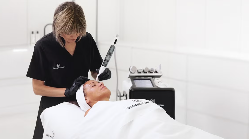 Los exosomas se han convertido en uno de los avances más relevantes en la cosmética regenerativa. Pero más allá de qué son o cómo actúan, una de las preguntas más frecuentes es: ¿cómo se aplican los exosomas en un tratamiento facial? En este artículo te explicamos, paso a paso, cómo funciona el procedimiento en cabina profesional, por qué se recomienda realizarlo en un centro especializado y cómo continuar el tratamiento en casa para potenciar y mantener los resultados. ¿Qué son los exosomas y por qué se utilizan en estética? Los exosomas son pequeñas nanovesículas que actúan como mensajeros celulares. Su función es transmitir información entre células para activar procesos de reparación, regeneración y equilibrio cutáneo. En estética avanzada se utilizan porque ayudan a reactivar la comunicación celular, estimular la regeneración, mejorar la textura y la uniformidad de la piel y potenciar la producción de colágeno. En el caso de Germaine de Capuccini, hablamos de exosomas biomiméticos vegetales combinados con ingredientes como PDRN y HA, y desarrollados mediante tecnología DDS, diseñados para garantizar estabilidad, penetración y eficacia demostrada. Tratamiento facial con exosomas: cómo se aplica paso a paso Un tratamiento con exosomas en cabina sigue un protocolo profesional estructurado que permite obtener resultados visibles y medibles. Te resumimos el procedimiento: 1. Diagnóstico previo de la piel Antes de aplicar cualquier activo, se realiza un análisis personalizado para valorar el estado de la piel, el nivel de flacidez o de arrugas, la textura, la uniformidad y el grado de sensibilidad. Este diagnóstico permite adaptar el protocolo a las necesidades reales. 2. Preparación cutánea Para que los exosomas actúen correctamente, la piel debe estar preparada. El profesional realiza una limpieza profunda, seguida de una exfoliación o peeling suave que favorece la renovación y mejora la absorción posterior de los activos. Esta fase es clave para optimizar la penetración. 3. Aplicación profesional de los exosomas En esta fase se aplican los exosomas biomiméticos según el protocolo específico del centro. En el caso del TEC-EXOSOME System de Expert Lab, la tecnología empleada permite que la nanovesícula biomimética mejore la penetración en las capas diana, proteja las moléculas frente a la degradación y libere su contenido de forma controlada al alcanzar la célula objetivo. A diferencia de otras propuestas del mercado, Germaine de Capuccini mide la concentración real de exosomas presentes en el producto final, garantizando una dosis efectiva y constante. 4. Sellado y cuidados finales Tras la aplicación, se calma la piel, se sella el tratamiento con productos específicos y se aplica protección solar. Puede presentarse una ligera sensibilidad temporal, pero el procedimiento es mínimamente invasivo. ¿Por qué se recomienda realizar el tratamiento con exosomas en cabina? Es importante distinguir entre los exosomas utilizados en medicina estética y los empleados en cosmética. Aunque existen productos con exosomas para uso en casa, el protocolo profesional ofrece una activación más intensa y controlada. Los estudios internos del sistema TEC-EXOSOME muestran mejoras visibles en la textura, la uniformidad y la luminosidad, un incremento de la capacidad regeneradora de la piel, un aumento del colágeno y una mejora de la función de barrera cutánea. Por eso se recomienda realizar el tratamiento en uno de los centros estéticos recomendados por Germaine de Capuccini, donde el protocolo se aplica correctamente y se adapta a cada piel. La fase en cabina actúa como un activador biológico que prepara la piel para una regeneración más profunda. Continuar el tratamiento en casa: clave para mantener resultados El tratamiento no termina en cabina. La continuidad en casa es fundamental para mantener y potenciar los resultados obtenidos. Después de la sesión profesional, se recomienda continuar con los productos de Expert Lab: Cura Hidro-Regeneradora Intensiva Expert Lab: tratamiento en formato de viales diseñado para reforzar la regeneración cutánea y prolongar la activación celular iniciada en cabina. Ideal como fase intensiva tras el protocolo profesional. Crema Hidro-Regeneradora Inteligente Expert Lab: crema de uso diario que ayuda a mantener la comunicación celular activa, mejorar la hidratación y sostener los resultados en firmeza y textura. Esta combinación permite mantener la estimulación regeneradora en casa y consolidar los beneficios obtenidos en el centro estético. Cómo combinar los exosomas con otras líneas y activos Los exosomas pueden integrarse en diferentes rutinas según la necesidad principal de la piel. Estas son algunas combinaciones que te recomendamos: Vitamina C (Timexpert Radiance C+): aporta luminosidad intensa, mejora la uniformidad del tono y refuerza la protección antioxidante frente al daño ambiental. Ácido hialurónico (Timexpert Hydraluronic): mejora la hidratación profunda, aporta efecto relleno y ayuda a recuperar elasticidad y confort en pieles deshidratadas. Retinol o retinal (Retinight): potencia la renovación celular, mejora arrugas y textura irregular, mientras los exosomas favorecen la capacidad de recuperación de la piel. Niacinamida: refuerza la función de barrera, equilibra la piel y ayuda a reducir rojeces e irregularidades. Péptidos (Timexpert Wrinkless): estimulan la producción de colágeno, mejoran la firmeza y suavizan líneas de expresión. Activos tensores (Timexpert Lift_IN): ayudan a redefinir el óvalo facial y mejorar la flacidez visible. La combinación ideal dependerá siempre del diagnóstico profesional realizado en cabina y de la continuidad del tratamiento en casa. ¿Cuántas sesiones de exosomas son necesarias? El número de sesiones dependerá del estado inicial de la piel. Una sesión puede aportar luminosidad inmediata y una mejora visible en la textura. Para potenciar la regeneración y trabajar la firmeza, suelen recomendarse dos o tres sesiones, seguidas de un mantenimiento posterior. El profesional será quien determine la frecuencia ideal según el diagnóstico único de cada piel. ¿Cuándo se empiezan a notar los resultados? Los resultados pueden dividirse en dos fases. En la fase inmediata, la piel muestra mayor luminosidad, tersura y sensación de hidratación profunda. En la fase progresiva, se observa una mejora de la textura, una mayor firmeza, un aspecto más uniforme y una piel visiblemente más saludable. La regeneración celular es un proceso gradual que se consolida con la continuidad del tratamiento. ¿Para qué tipo de piel está indicado este tratamiento? El tratamiento con exosomas está especialmente recomendado para pieles con signos de envejecimiento, flacidez, textura irregular, piel apagada o deshidratada. También puede ser interesante tras el verano o debido a factores externos que hayan alterado el equilibrio cutáneo. La nueva era de la cosmética regenerativa Germaine de Capuccini da un paso decisivo hacia la cosmética regenerativa avanzada con su sistema TEC-EXOSOME. No se trata solo de incorporar un activo en tendencia, sino de hacerlo con rigor, garantizando una concentración real, estabilidad y resultados medibles. El enfoque recomendado es claro: primero, activar la piel en cabina en un centro especializado y después, mantener y potenciar los resultados en casa con la rutina adecuada. Porque la regeneración no se promete, se demuestra.