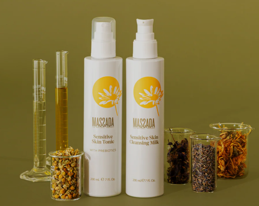 Lo que nos hace diferentes Creamos productos multifuncionales para rostro y cuerpo, pensados para cubrir las necesidades de todas las pieles. Formulados por nuestro equipo de I+D+i, el secreto de su eficacia reside en la combinación de principios activos de biotecnología orgánica con extractos botánicos de producción propia. Solo así logramos fórmulas respetuosas, eficaces y que embellecen la piel, a la vez que promueven su salud. Activos biotecnológicos Activos como el Smart Bioretinol, de origen vegetal y extraído de las aguas de Formentera, o una combinación de rizoma de cohosh negro y células madre de uva, son seleccionados cuidadosamente por Massana para crear cosméticos que capturan la esencia de la naturaleza. Estos ingredientes se procesan mediante sistemas biológicos y tecnología orgánica avanzada, obteniendo principios activos de máxima calidad y alta concentración.