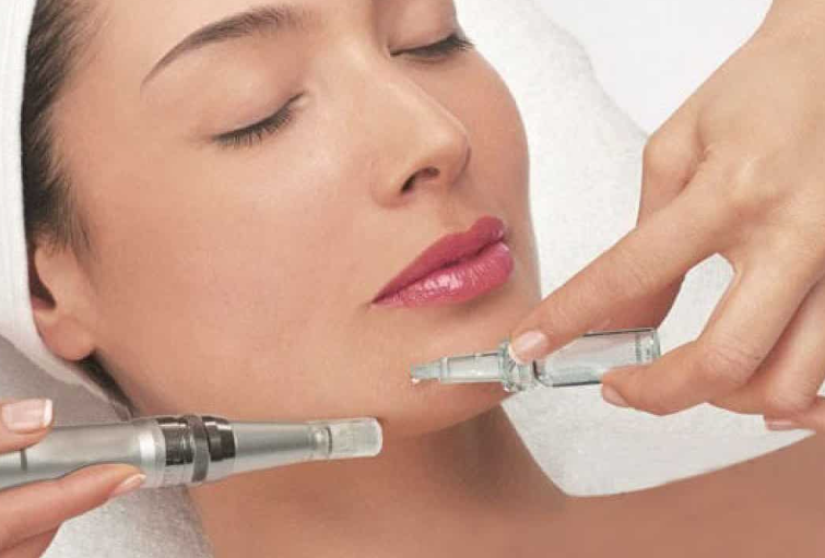 Microneedling o micropunción Dermapen Microneedling es una técnica probada que genera una microperforación múltiple en la piel. Se realiza con Dermapen, un dispositivo electrónico a modo de bolígrafo con microagujas de un solo uso que puncionan levemente la piel. Mínimamente invasivo, el microneedling con dermapen está indicado para tratamientos faciales y corporales. El microneedling tiene dos formas de beneficiar nuestra piel: mediante micropunciones en la piel estimulamos la producción de colágeno y elastina para regenerar esas punciones. Favorecemos la entrada de principios activos hasta donde la piel los necesita: vitaminas, péptidos, nucleótiodos, ácido hialurónico, aminoácidos, silicio. Así los resultados son más rápidos y profundos, en menos sesiones potenciamos los beneficios de los tratamientos estéticos. ​INDICACIONES: Ojeras y bolsas de los ojos Manchas e pigmentación Los poros demasiado dilatados y grandes Corrección de arrugas finas (arrugas de la frente, líneas de expresión, líneas de la sonrisa y labios, patas de gallo) Las arrugas visibles del cuello Flacidez y deshidratación Estrías Cicatrices leves y medias de acné. TRATAMIENTOS microneedling dermapen: CONTORNO OJOS: Para bolsas, ojeras y arrugas. Tratamos con péptidos biomiméticos, ácido hialurónico y silicio. Así cuidamos toda la zona periocular, reduciendo arrugas, disminuyendo bolsas y aclarando ojeras. Un contorno más rejuvenecido y una mirada más descansada y juvenil. Tratamiento muy demandado por hombres a partir de 40 años. REVITALIZACIÓN FACIAL: vitaminas e hidratación. Ácido hialurónico, 13 vitaminas, 22 aminoácidos, minerales y péptidos. Unifica tono, reduce el poro, mejora el aspecto general del cutis. Todo lo que tu piel necesita para estar luminosa y cuidada. FLACIDEZ FACIAL: Ovalo facial, pómulos, arrugas cuello. Con el aporte de Ácido hialurónico, DMAE y silicio orgánico logramos disminuir las arrugas y reafirmar el óvalo y subir pómulos. FLACIDEZ CORPORAL: Brazos, muslos, abdomen. Ácido hialurónico, DMAE y silicio orgánico para reafirmar y tensar la piel cuando empieza a perder su tensión y flexibilidad. En pocas sesiones tu piel más tersa e hidratada. MANCHAS e HIPERPIGMENTACIÓN: Manchas causadas por el sol, la edad, el acné y otras causas. Despigmentante con péptidos biomiméticos y ácidos despigmentantes e inhibidores de la melanina. Reduce o elimina las manchas, aclara y unifica el tono de la piel. ESTRIAS: muslos, abdomen. Silicio, aminoácidos y ácido hialurónico para reparar las estrias producidas en la piel. SESIONES: Se recomienda hacer una sesión cada quince o veinte días al principio, y luego espaciarlas para ver resultados efectivos. El número de sesiones varía según la persona y el tratamiento, de 3 a 5 sesiones se obtienen resultados muy satisfactorios. Para estrías y manchas el número puede ser superior. Los resultados se ven desde los primeros días. Es frecuente que tras el tratamiento la piel se enrojezca. Puede presentar inflamación o aparición de hematoma en la zona de infiltración. Las pieles muy reactivas suelen presentar picor o enrojecimiento general, que desaparece en el plazo de 1-2 días. Durante los 3 días siguientes al tratamiento, la piel puede presentarse seca con una ligera descamación en función de la piel, que se controlará mediante los productos de tratamiento en casa. Es importante utilizar un factor de protección solar alto los días posteriores al tratamiento. En Bienestetic usamos cosméticos especialmente indicados para microneedling de laboratorios homologados y de reconocido prestigio. Consulta nuestro tratamiento MICRONEEDLING-DERMAPEN