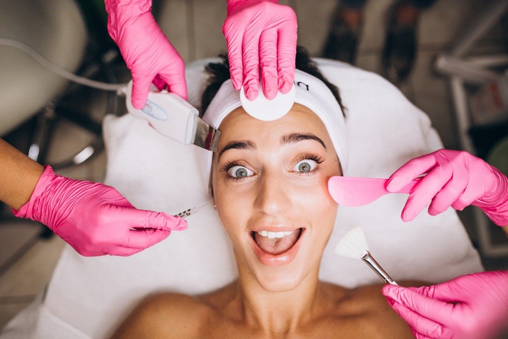 Natural & Beauty ✨ Descobreix la bellesa natural que hi ha en tu. 🌿💆♀️ "Descobreix la bellesa natural que hi ha en tu." En el nostre centre d'estètica especialitzat en tractaments corporals i facials, només utilitzem productes naturals i ens centrem en el teu benestar. 🍃 Els nostres tractaments estan dissenyats per ressaltar la teva bellesa única i obtenir resultats visibles i positius. 🌟 Permet-nos ajudar-te a sentir-te radiant, confiada i segura de tu mateixa. 😍 🌸 Vine a descobrir la teva bellesa natural avui mateix! 📞 Reserva la teva cita al 376 624 709. #BellesaNatural #TractamentsFacials #TractamentsCorporals #Benestar #NaturalBeautyAndorra #NaturalBeautyCenter