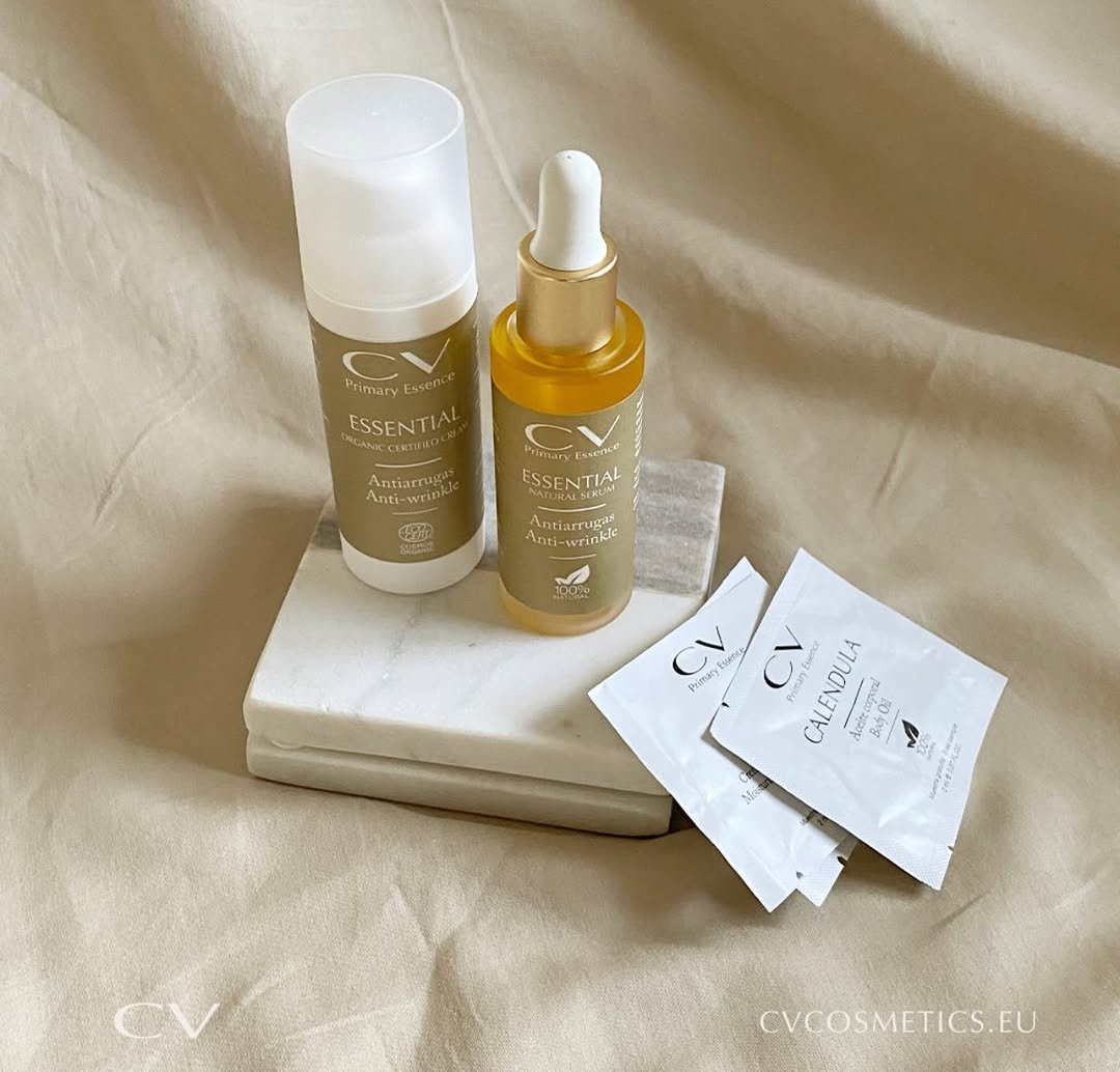 TRACTAMENT FACIAL ANTIARRUGUES ESSENTIAL (CREMA +SÈRUM). ➡️➡️ Aquests cosmètics ecològics combaten intensament els signes de l'edat i són molt efectius contra la sequedat. NO TE'LS PERDIS! Aquestes fórmules naturals segur que us encantaran. La crema ESSENTIAL és perfecta si vols una crema potent i ecològica. El sèrum aromàtic és altament regenerador i és un gran aliment per a la pell. . #naturalbeauty #bellezanatural #Cuidaturostro #andorralover #tuestetica #nosencantacuidardeti #siempremasbellas #cosmeticanatural #cvcosmetics
