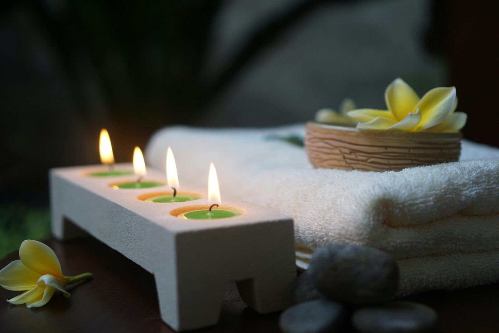 HOLLYWOOD PEEL, el tractament favorit de les estrelles de Hollywood Però també hi ha aquests altres beneficis del Hollywood Peel: Antiacne: Gràcies a l'efecte del làser, es redueix la producció de greix És tan bo el peeling de carbó que es pot aplicar a altres zones amb acne, com pit, esquena o espatlles! Porus fins: Hollywood Peel, que els redueix i fins i tot elimina, limitant la quantitat de greix present a la cara. El làser ajuda a eliminar els bacteris que intervenen en l'engrandiment dels porus, reduint-los. Efecte lífting: El carbó activat no només exfolia, sinó que en eliminar aquesta pell morta, ajuda a donar un efecte d'aixecament en revelar una pell més suau, fresca i amb brillantor saludable. Neteja a profunditat: No es tracta de qualsevol màscara netejadora, sinó que té un efecte més potent gràcies al làser, permetent que els productes penetrin. El carbó ajuda a remoure partícules contaminants que han estat allà per molt de temps, a més de les cèl·lules mortes, renovant-les. Exfoliant: No tinguis por en fer-te una neteja a profunditat amb el Hollywood Peel, ja que només elimina les deixalles i cèl·lules mortes, tenint especial cura amb la teva cara. #naturalbeauty #bellezanatural #Cuidaturostro #andorralover #tuestetica #nosencantacuidardeti #siempremasbellas