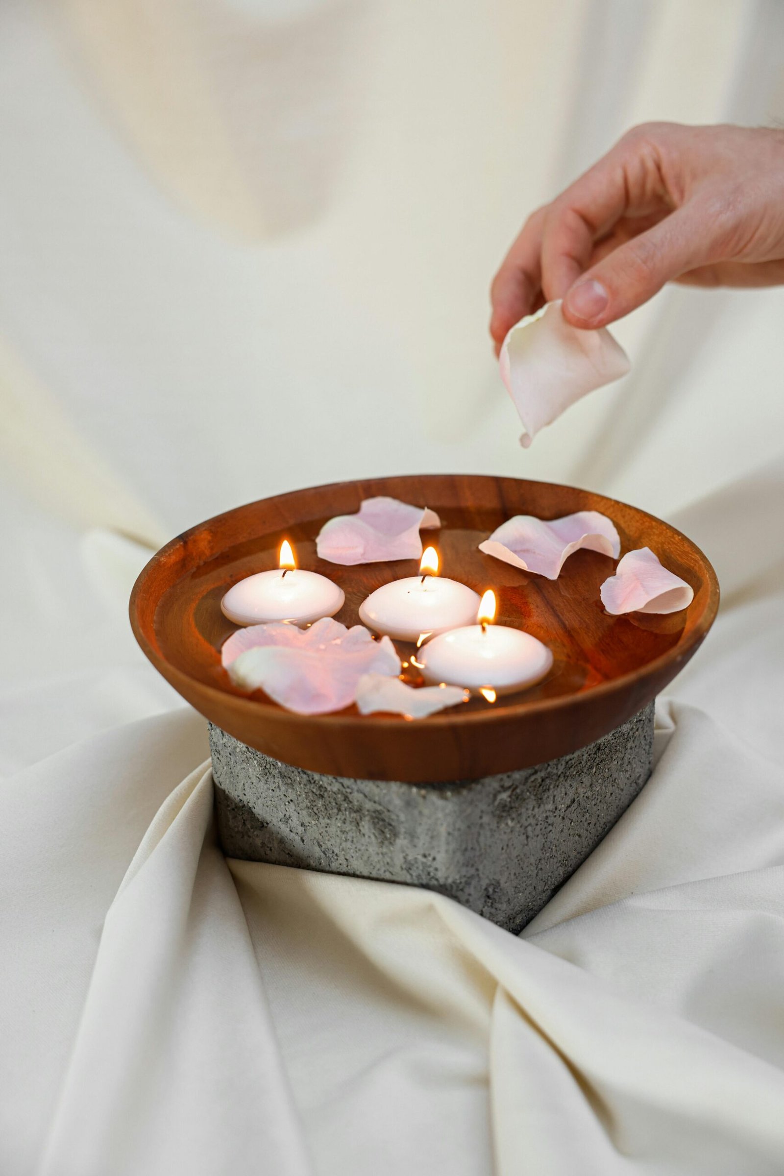 Luce unos pies y una manos tan bonitos como ella.. #naturalbeauty #bellezanatural #cuidartenuncaasidotanfacil #cromoterapiafacialandorra #promocionesteticaandorra .#massadarenoir #laseresteticaandorra #masajecraneofacial #moonsilhouette #maderoterapiaandorra #moonandorra #moonestetica #presoterapiaandorra #piernascansadas #telomereces #andorrapaisajenatural #tratamientopiernas #andorraestetica #andorrabelleza #promosionesandorra #cndshellacandorra #pedicurasandorra #nirvanacosmetica