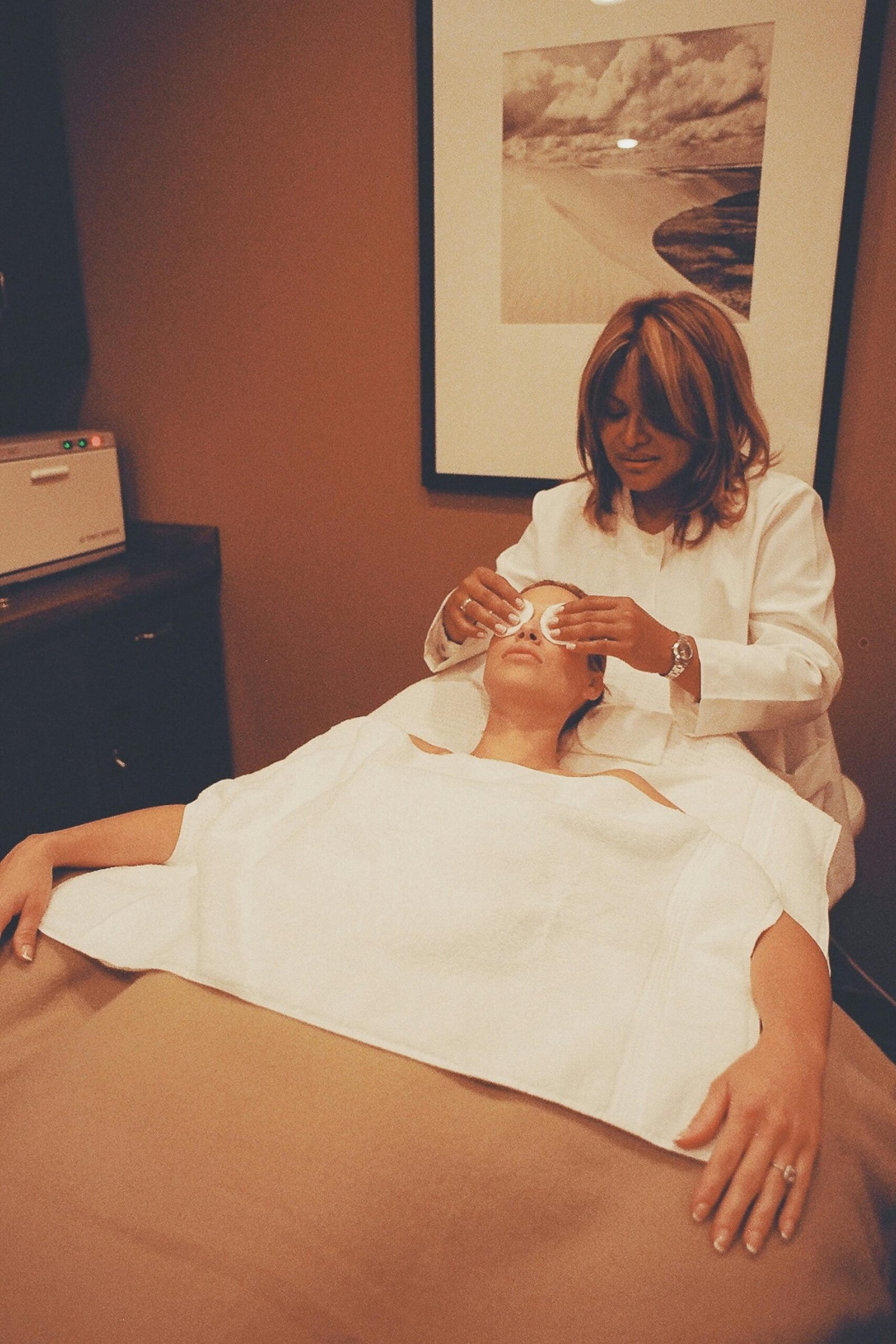 La higiene facial ha de ser un hàbit fonamental per a la cura de la pell, ja no només per l'estètica, sinó perquè ajuda a hidratar i netejar el rostre. ➡️➡️ La pell està exposada contínuament als canvis de clima, al sol, al maquillatge, etc… per això cal la cura i la higiene diària per mantenir-la radiant. ……..La higiene facial aconsegueix eliminar les cèl·lules mortes que es localitzen a la capa més superficial de la pell, en la qual actuen diversos factors externs contaminants, aconseguint que els porus s'obstrueixin i la pell obtingui hidratació i oxigen. És per això que jo recomano una correcta higiene facial perquè els tractaments que facis després siguin encara més efectius. #naturalbeauty #bellezanatural #Cuidaturostro #andorralover #tuestetica #nosencantacuidardeti #siempremasbellas #higienefacial #puntasdediamantes #pielperfecta