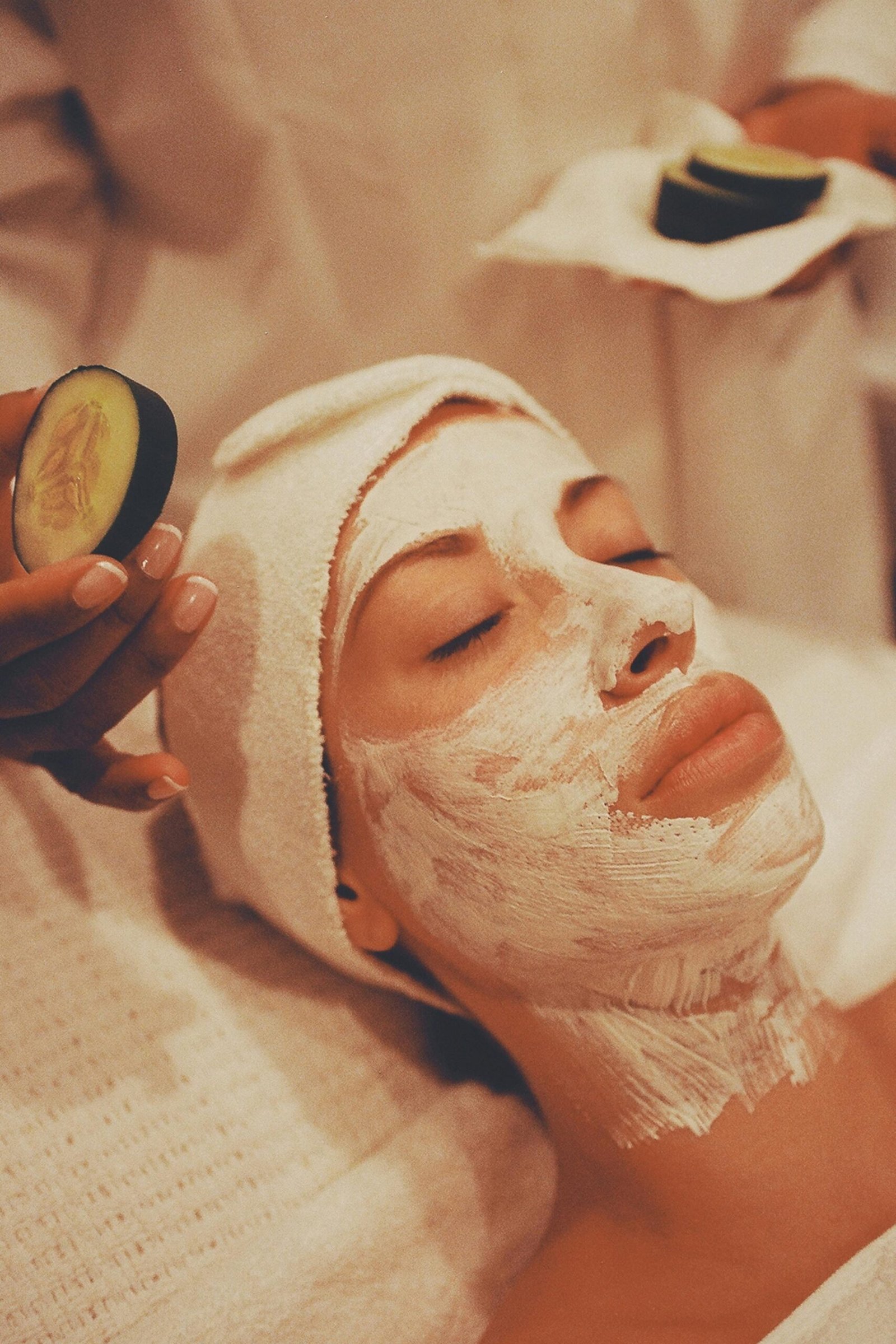 Nuestras clientas ya disfrutan sus promociones.👋🥰 Con el Tratamiento Hollywood peel conseguimos Cerrar y minimizar el poro y por consiguiente logramos un efecto de alisado y corrección de las imperfecciones superficiales de la dermis, poro, arrugas finas y marcas de todo tipo. Se consigue un rejuvenecimiento global y mejora visible de la piel. #naturalbeauty #bellezanatural #cuidarsenuncaasidotanfacil #andorralovers #hollywoodpeel #rejuvenecimientofacial #muchasgraciasportodo #seguiremosdandolomejor #andorra #tuestetica