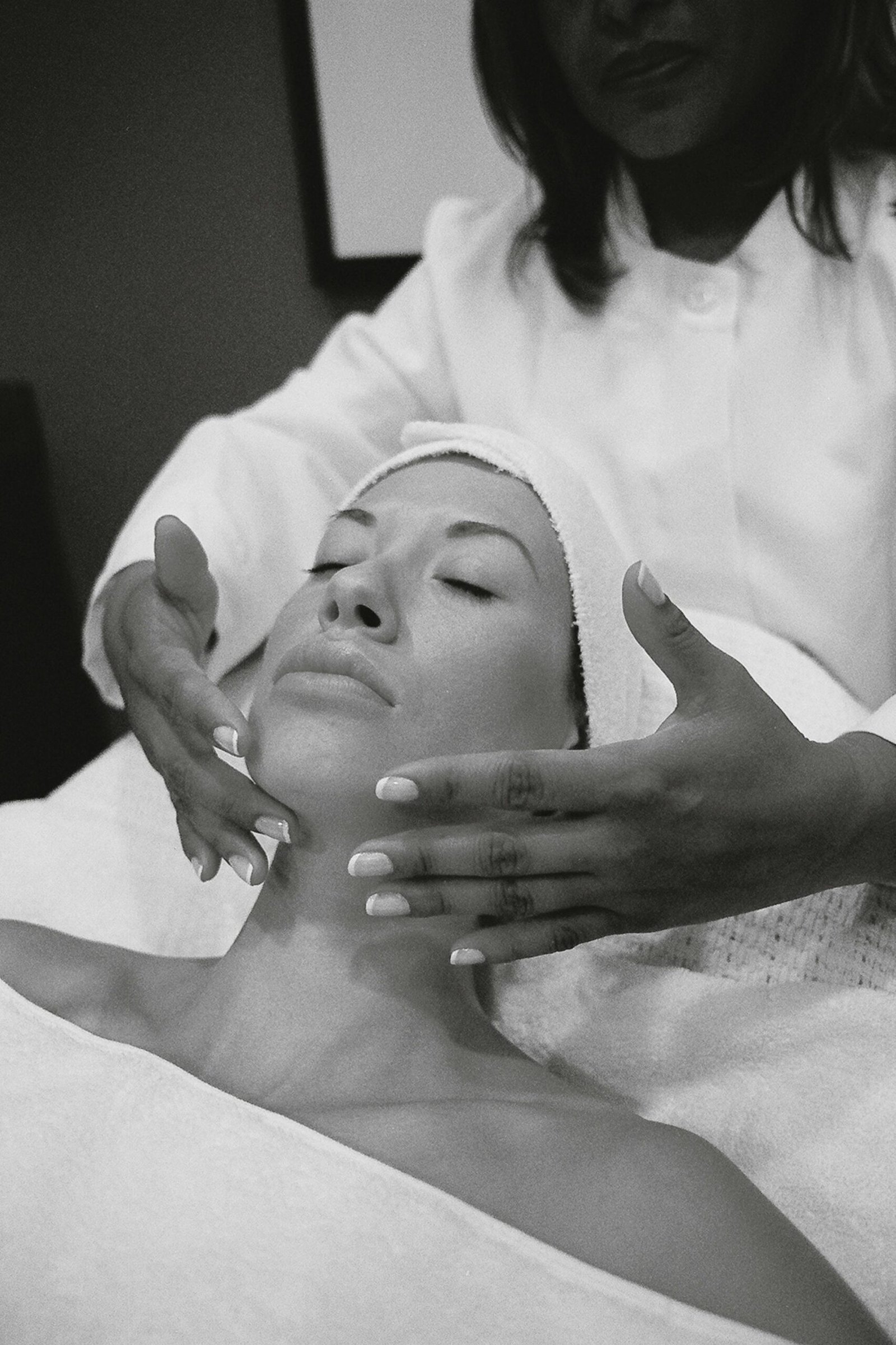 Beneficis del dermapen Elimina les arrugues, marques, estries o cicatrius de diverses zones del cos. Millora l'aspecte de cicatrius i estries. Fomenta la creació de col·lagen i elastina de la pell. Millora les línies fines i arrugues. Beneficia la penetració profunda dels principis actius. Disminueix la mida dels porus.