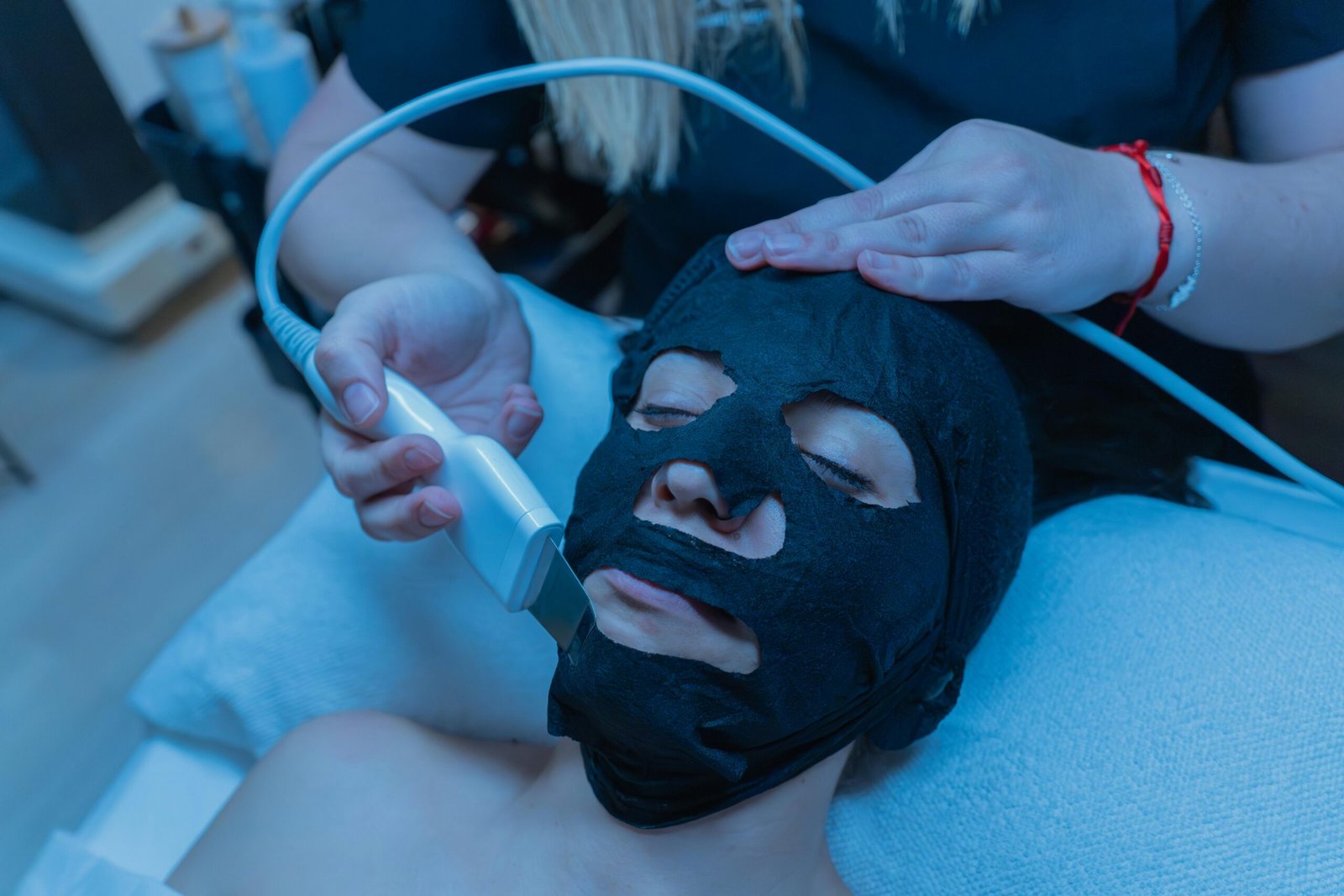 Apunta't al canvi amb els nostres 3 tractaments estrella! 🌟 🔸 Microblading: Aconsegueix celles definides i naturals que realçaran la teva mirada. 🔸 Lifting i extensió de pestanyes: Eleva i dona volum a les teves pestanyes per un efecte espectacular, sense necessitat de maquillatge! 🔸 Dermapen i BBGlow: Rejoveneix la teva pell i aconsegueix un efecte de pell radiant i uniforme des de la primera sessió. Tu tries... o potser les vols totes? 💫 #CanviRadical #TractamentsEstrella #Microblading #PestanyesDeSomni #Dermapen #BBGlow #NaturalBeauty #Andorra