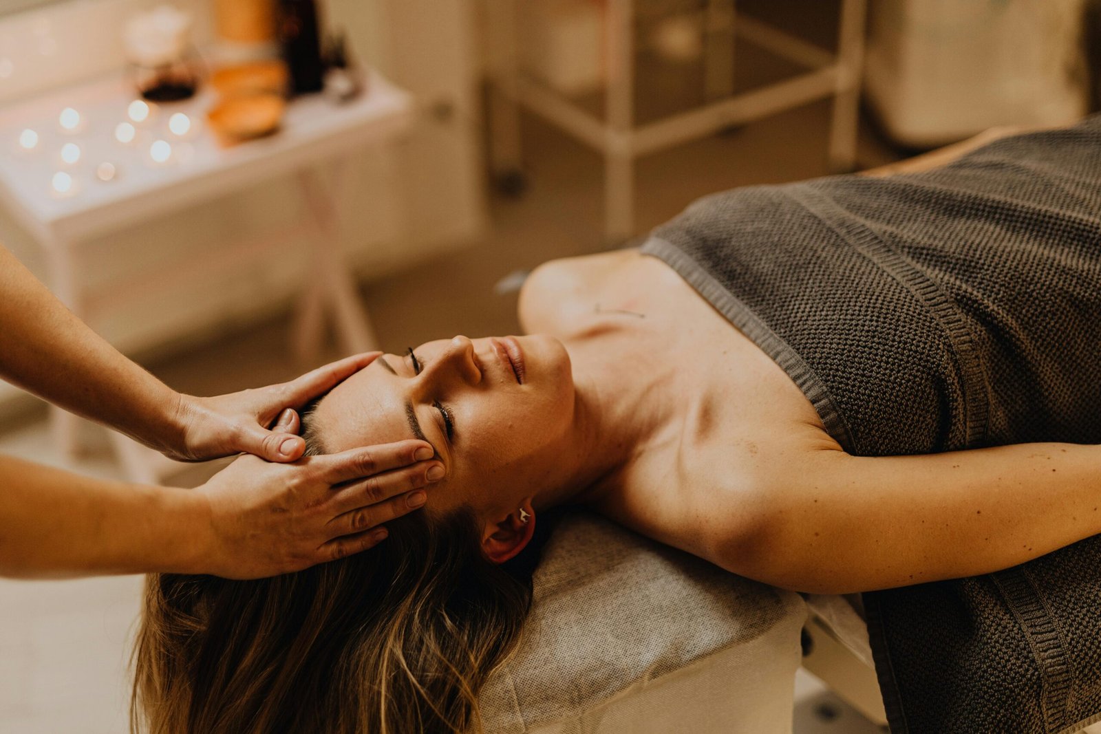 Tens la pell seca? Sents que tens una mala circulació? Et sents inflada? cames pesades? 🦵💦 Si has respost que sí, aquest tractament és per a tu! 💆‍♀️✨ Amb el nostre tractament corporal reductor i relaxant, aconseguiràs resultats visibles des de la primera sessió: Aquest tractament corporal reductor i relaxant està indicat per a persones que busquen: 🔸 Reduir mesures i millorar la circulació: Si tens problemes de retenció de líquids, inflor o excés de greix localitzat, aquest tractament combina exfoliació, embolcall amb termoteràpia i massatge reductor per ajudar-te a estilitzar la teva silueta, a més de millorar la circulació sanguínia i limfàtica. 🔸 Inflor i pesadesa a les cames: Si experimentes inflor a les cames o t'alenteixes durant el dia, l'embolcall amb termoteràpia i la maderoteràpia són ideals per activar la circulació, eliminar toxines i alleujar la sensació de pesadesa i inflor. 🔸 Pell seca o sense brillantor: Per a aquelles persones que noten que la seva pell està apagada o aspra, l'exfoliant de coco, xocolata o te verd elimina cèl·lules mortes i aporta una pell més suau, radiant i hidratada. Beneficis del tractament: Reducció de mesures: El massatge reductor manual i la maderoteràpia ajuden a estilitzar la figura, combatent l’acumulació de greix localitzat i afavorint la tonificació de la pell. Millora de la circulació i eliminació de líquids: L'embolcall amb termoteràpia afavoreix l'eliminació de toxines i líquids retinguts, alleugerint la sensació de cames cansades i inflor. Pell més radiant i suau: Gràcies a l’exfoliant amb extractes naturals de coco, xocolata o te verd, la pell queda revitalitzada, amb una suavitat i lluentor que notaràs immediatament. Aquest tractament és ideal per a aquelles persones que volen cuidar-se des de l'interior, millorant la seva circulació, reduint mesures i, alhora, obtenint una pell suau i radiant. Si busques relaxació corporal i resultats visibles en la teva figura, aquest és el tractament per a tu.