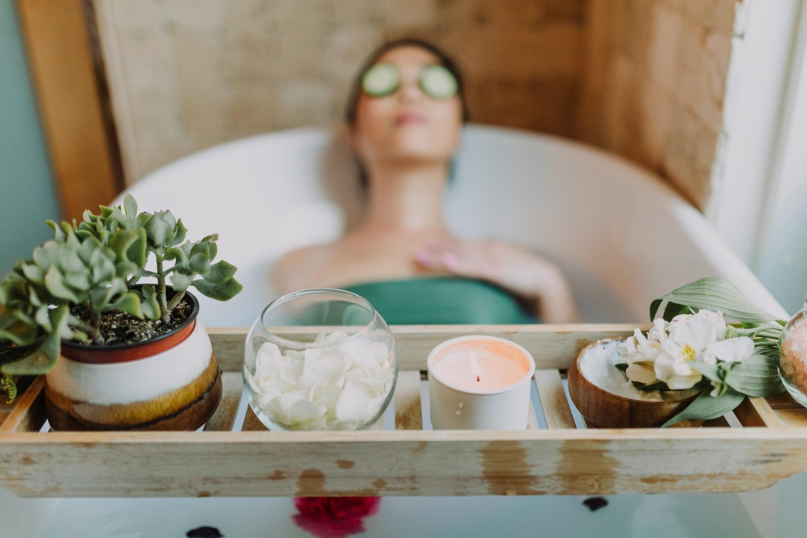 Una buena limpieza facial es importante porque mejora el aspecto general de la piel. Su procedimiento suele eliminar las impurezas que se van acumulando en el cutis, causa de la polución del ambiente, el polvo y el exceso de grasa y que generan por ejemplo los famosos puntos negros, Todos estos factores ensucian la piel, no la dejan oxigenarse adecuadamente, tapan los poros y el resultado es un rostro apagado, con aspecto opaco y sin brillo. 📲📞llámanos o envíanos un WHATSAPP al 624709🤗 te esperamos. #naturalbeauty #bellezanatural #cuidarsenuncafuetanfacil #cuidaturostro #cuidatupiel #pielsiemprejoven #puntasdediamante #rostroperfecto #tuestetica #andorralovers #tuesteticaandorra