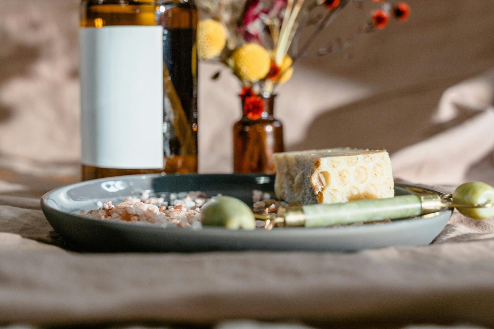 Este mes de octubre, nos unimos con amor y solidaridad a la Semana del Cáncer de Mama. En Natural Beauty, Ana Leal Pestañas, Luzlu Nails y Hair & Style, queremos hacer nuestra parte y contribuir a esta causa tan importante. Por eso, durante toda esta semana, vamos a donar el 10% de todas las recaudaciones de nuestros servicios a la Asociación de Enfermos de Cáncer en Andorra. 💖 Sabemos que la belleza va más allá de lo superficial, y en este mes especial, queremos ofrecerte una experiencia única mientras apoyamos a quienes luchan contra esta enfermedad. Todos nuestros servicios estarán dedicados a esta noble causa. Desde tratamientos faciales y masajes relajantes hasta manicuras y peinados espectaculares, cada detalle ha sido diseñado para brindarte no solo un momento de cuidado y belleza, sino también para contribuir a algo más grande. Cada vez que elijas un servicio con nosotros, estarás contribuyendo directamente a ayudar a aquellos que están en esta batalla. Porque creemos que juntos podemos hacer una diferencia significativa. ¡Únete a nosotros en esta iniciativa! Reserva tu cita y deja que nuestros expertos te mimen con nuestros tratamientos de alta calidad. No solo te llevarás una experiencia maravillosa, sino también la satisfacción de saber que estás contribuyendo a una causa noble y necesaria. Gracias por ser parte de esta iniciativa. Juntos, hagamos un impacto positivo en las vidas de quienes más lo necesitan. 💪✨ #naturalbeauty #siemprecontigo #teayudamos #detulado #CáncerDeMama #Apoyo #JuntosSomosMásFuertes 🎗️