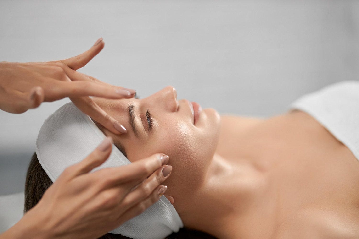 Cliente: “¿Tienes cita hoy?” 🙋♀️ Yo: Haciéndome un masaje facial. Porque aquí, en NATURAL BEAUTY MILEDY, predicamos con el ejemplo. 😌✨ Porque no hay nada como sentir en tu propio rostro la magia de unas manos expertas que trabajan cada músculo, alisan cada línea de expresión y devuelven la luz natural a tu piel. Eso que tanto recomendamos, es también nuestro autocuidado diario. En NATURAL BEAUTY MILEDY, nuestra gran especialidad son los masajes faciales. Pero no hablamos de un simple masaje relajante… Hablamos de una experiencia transformadora. Combinamos técnicas manuales únicas, drenaje linfático, puntos de presión y movimientos esculpidos que activan la circulación, oxigenan los tejidos y potencian la regeneración celular. ¿El resultado? Un rostro visiblemente más firme, luminoso y descansado desde la primera sesión. ¿Nuestra filosofía? Creemos en el poder de lo natural. Por eso nuestros tratamientos faciales no solo buscan embellecer, sino también equilibrar. Trabajamos con productos puros, libres de químicos agresivos, siempre respetando cada tipo de piel. Ese enfoque holístico nos permite tratar no solo la superficie, sino el origen de las tensiones y los signos del envejecimiento. Pero nuestra pasión por el masaje va mucho más allá del rostro. Somos especialistas en masajes de todo tipo: 🌸 Masajes corporales relajantes y descontracturantes 🌸 Drenaje linfático manual (corporal y facial) 🌸 Masajes reductores y remodelante 🌸 Masajes con piedras calientes y aromaterapia 🌸 Reflexología podal 🌸 Y nuestra joya: el MASAJE FACIAL NATURAL BEAUTY, diseñado íntegramente por nosotras para esculpir, relajar y rejuvenecer sin necesidad de procedimientos invasivos. Cada masaje es una experiencia personalizada. Escuchamos lo que tu cuerpo y tu piel necesitan y diseñamos una sesión solo para ti, en un ambiente íntimo y acogedor donde únicamente importa tu bienestar. Así que ya sabes... si algún día preguntas: “Miledy, ¿tienes cita hoy?” Y me ves con la piel brillando… Seguramente estaré disfrutando (o aplicando) uno de nuestros Masajes Faciales Natural Beauty. Porque lo que ofrecemos, primero lo vivimos. 💆♀️🌿✨ Ven a desconectar, a consentirte y a redescubrir tu belleza natural. Tu primera cita con tu nuevo ritual de bienestar te está esperando. 💚 #NaturalBeautyMiledy #MasajesFaciales #BellezaNatural #CuidadoFacial #MasajesBienestar #RelaxTotal #PielRadiante