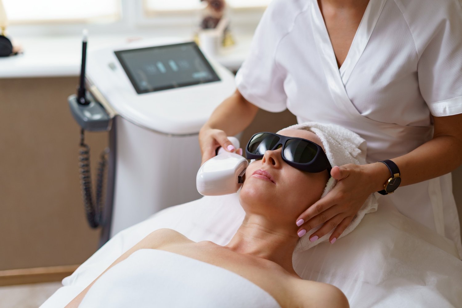 Especialistas en Radiofrecuencia Facial en Andorra + Drain & Lift: La combinación perfecta para un lifting natural sin agujas en NATURAL BEAUTY ANDORRA. En el mundo de la estética, a menudo se nos dice que para conseguir un efecto lifting visible y duradero hay que pasar por el quirófano o por procedimientos invasivos. En Natural Beauty Andorra no estamos de acuerdo. Creemos firmemente en el poder de la tecnología bien aplicada y, sobre todo, en la sinergia de los tratamientos manuales. Por eso hoy queremos hablarte de nuestra combinación estrella: Radiofrecuencia Facial + Drain & Lift, un dúo imbatible que está revolucionando el cuidado facial en Andorra. Imagina un tratamiento que trabaja en profundidad desde el músculo hasta la superficie de tu piel, que combate la flacidez, borra los signos de cansancio y redefine el óvalo facial… todo ello sin una sola aguja, sin dolor y con resultados visibles desde la primera sesión. Sigue leyendo, porque esto te interesa.  ¿Qué es la Radiofrecuencia Facial? La radiofrecuencia es una tecnología de vanguardia que utiliza ondas electromagnéticas para generar un calentamiento controlado en las capas profundas de la piel. Este calor no es agresivo; es terapéutico. Al alcanzar la dermis, estimula la producción natural de colágeno y elastina, las dos proteínas responsables de que nuestra piel se vea joven, tersa y firme. Beneficios inmediatos y a largo plazo: - Efecto tensor inmediato: Las fibras de colágeno se contraen, ofreciendo un lifting visible al instante. - Regeneración progresiva: En las semanas siguientes, tu piel sigue fabricando colágeno nuevo, mejorando la calidad de la piel día a día. - Mejora de la textura: Poros menos visibles, piel más lisa y líneas de expresión difuminadas.  El secreto mejor guardado: Drain & Lift Pero una piel firme no lo es todo. ¿De qué sirve un rostro tensado si retiene líquidos, se ve hinchado o las facciones no están definidas? Aquí es donde entra en juego nuestro masaje Drain & Lift, una técnica manual exclusiva de Natural Beauty Andorra que fusiona dos mundos en una sola sesión perfecta.  🌿 Drenaje (Drain) Trabajamos el sistema linfático del rostro con movimientos suaves, rítmicos y precisos. Esto ayuda a eliminar toxinas, reducir la retención de líquidos y desinflamar los tejidos. El resultado es un rostro descansado, libre de bolsas y con un tono más uniforme. Es el "borrador" del cansancio.  ⬆️ Lifting Manual (Lift) Una vez drenado el rostro, aplicamos maniobras intensivas de lifting manual. Activamos los músculos faciales, reposicionamos los tejidos y esculpimos los pómulos, la mandíbula y el contorno de los ojos. Este trabajo manual refuerza el efecto de la radiofrecuencia y esculpe tus facciones de forma completamente natural.  ✨ La combinación: Resultados Multiplicados Cuando unimos la Radiofrecuencia Facial con el masaje Drain & Lift, no sumamos, multiplicamos. La radiofrecuencia calienta y prepara el tejido, dejándolo receptivo y maleable. Justo después, nuestras manos expertas realizan el Drain & Lift sobre una piel reactivada, consiguiendo una penetración más profunda de los principios activos y un moldeado facial mucho más efectivo. Esto es lo que consigues con este dúo: ✨ Resultados visibles desde la primera sesión.   ✨ Piel más firme, densa y tonificada.   ✨ Efecto lifting sin agujas ni cirugía.   ✨ Reducción de bolsas, ojeras y signos de fatiga.   ✨ Óvalo facial definido y pómulos realzados.   ✨ Relajación profunda (porque la belleza también se siente). No se trata solo de verte bien al salir de la cabina (que también), sino de iniciar un proceso de regeneración que tu piel continuará en los días siguientes. Es el tratamiento perfecto antes de un evento importante, pero también es la mejor inversión como rutina de mantenimiento mensual.  ¿Por qué elegir Natural Beauty Andorra? Porque aquí la tecnología nunca sustituye al calor humano, lo potencia. En un entorno íntimo y acogedor en pleno corazón de Andorra, evaluamos tu piel de manera personalizada y adaptamos la intensidad de la radiofrecuencia y las maniobras del Drain & Lift exactamente a lo que necesitas hoy. No usamos protocolos cerrados; creamos experiencias únicas. Disponible en Natural Beauty Andorra.   No esperes a que los signos del tiempo se acentúen. Este es el momento de actuar, de consentirte y de recuperar la firmeza y la luz que tu rostro merece. Reserva tu cita ahora y siente Natural Beauty Andorra. Porque la belleza más revolucionaria es la que respeta tu naturaleza y la realza sin artificios. Te esperamos para vivir esta experiencia transformadora. 📩 Contáctanos por privado para horarios y disponibilidad.   📞 Llama o escríbenos y regálate ese momento que tu piel recordará.   Natural Beauty Andorra — Donde la ciencia y la naturaleza esculpen tu belleza.
